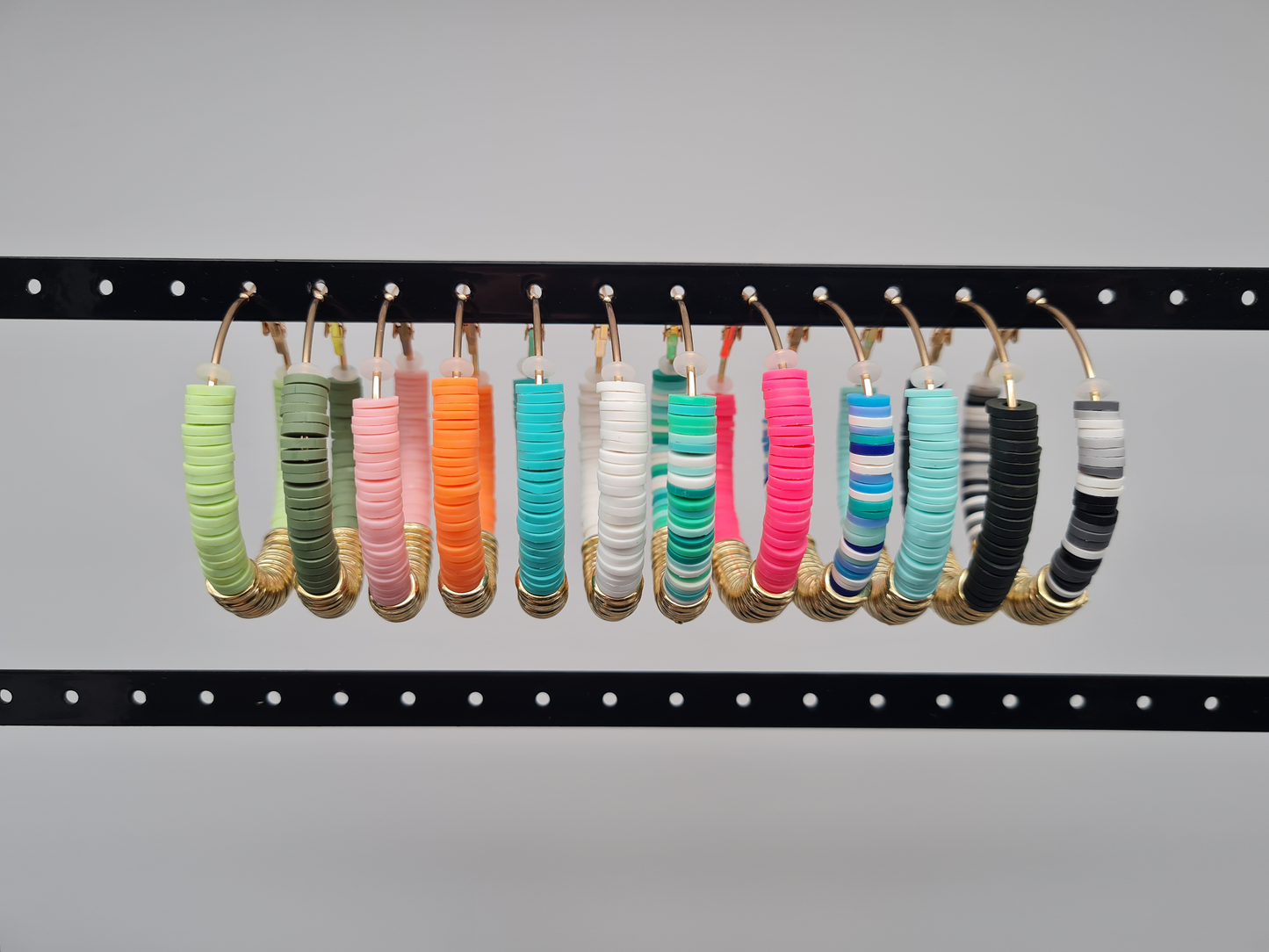 WAUW Creolen mit Muschelkralen in verschiedene Farben