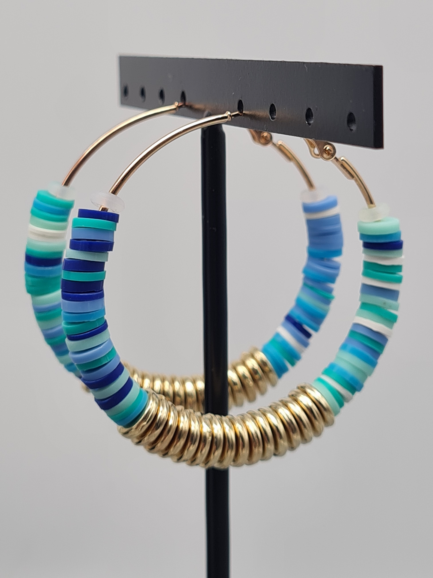 WAUW Creolen mit Muschelkralen in verschiedene Farben