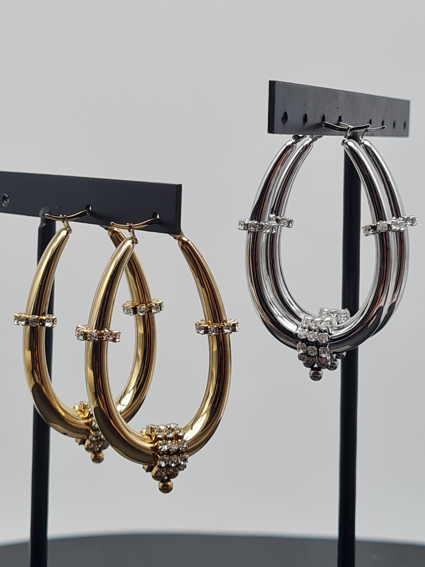 Michelle Bijou, Ohrringe, Creolen Oval, Silber- & Goldfarben mit Strass Verzierungen