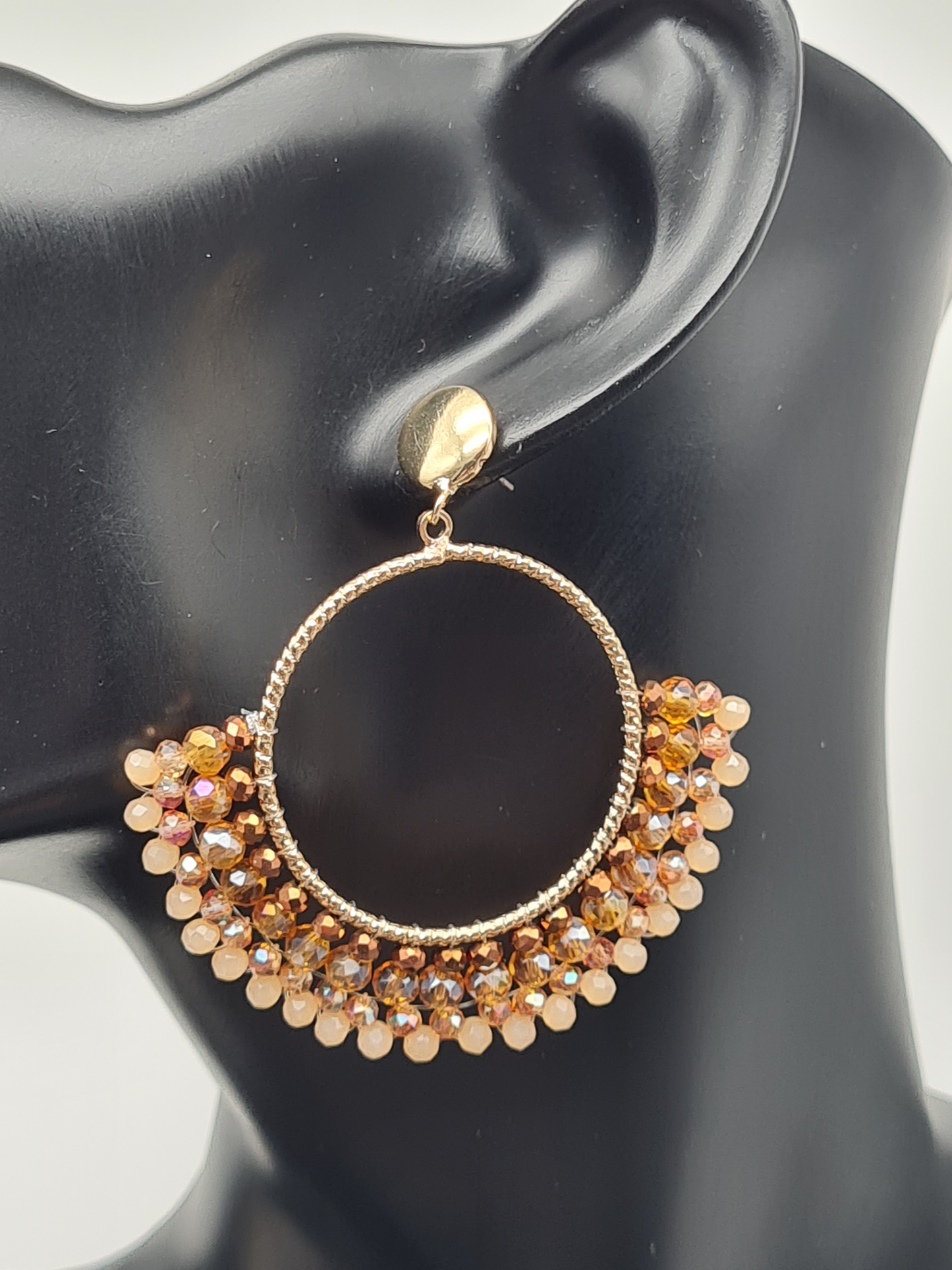 Sweet7 Ohrringe, Orhänger Gold mit Anhänger bestückt mit Abricot-Rosa Glasperlchen