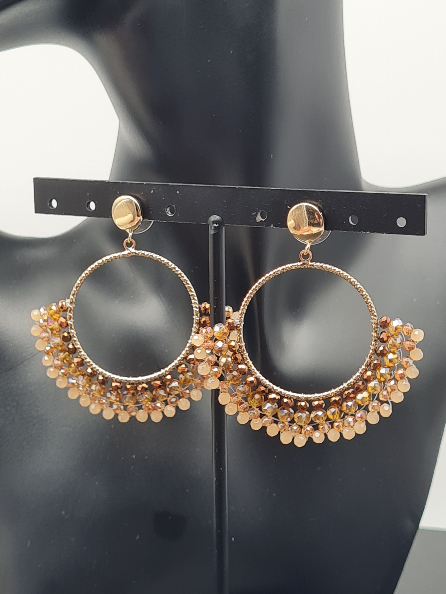 Sweet7 Ohrringe, Orhänger Gold mit Anhänger bestückt mit Abricot-Rosa Glasperlchen