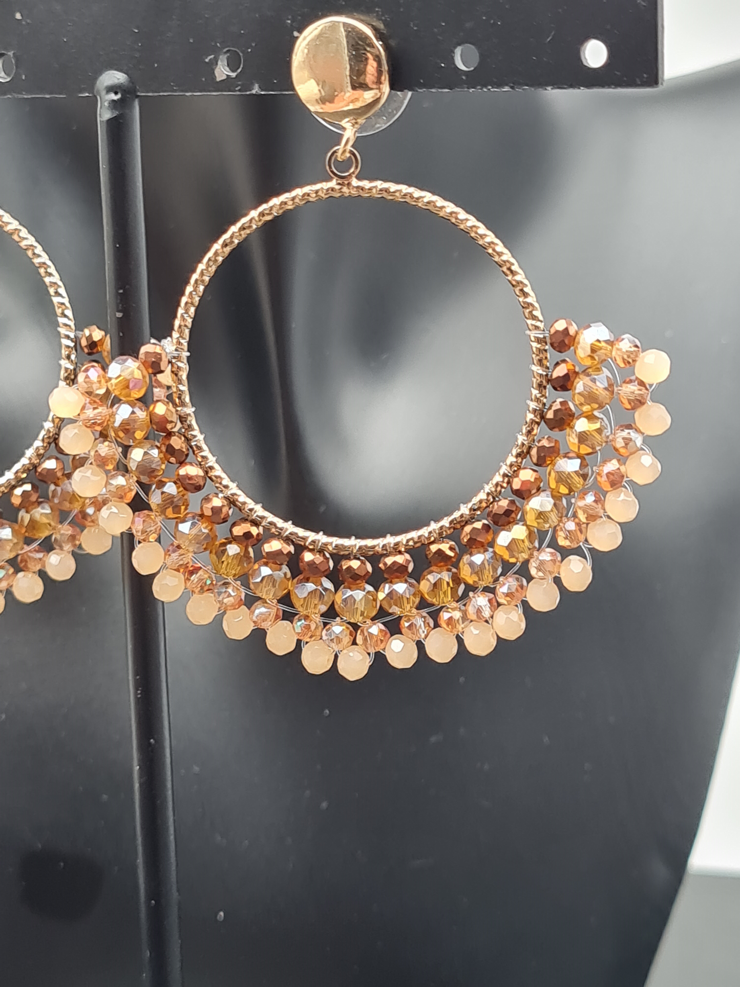 Sweet7 Ohrringe, Orhänger Gold mit Anhänger bestückt mit Abricot-Rosa Glasperlchen