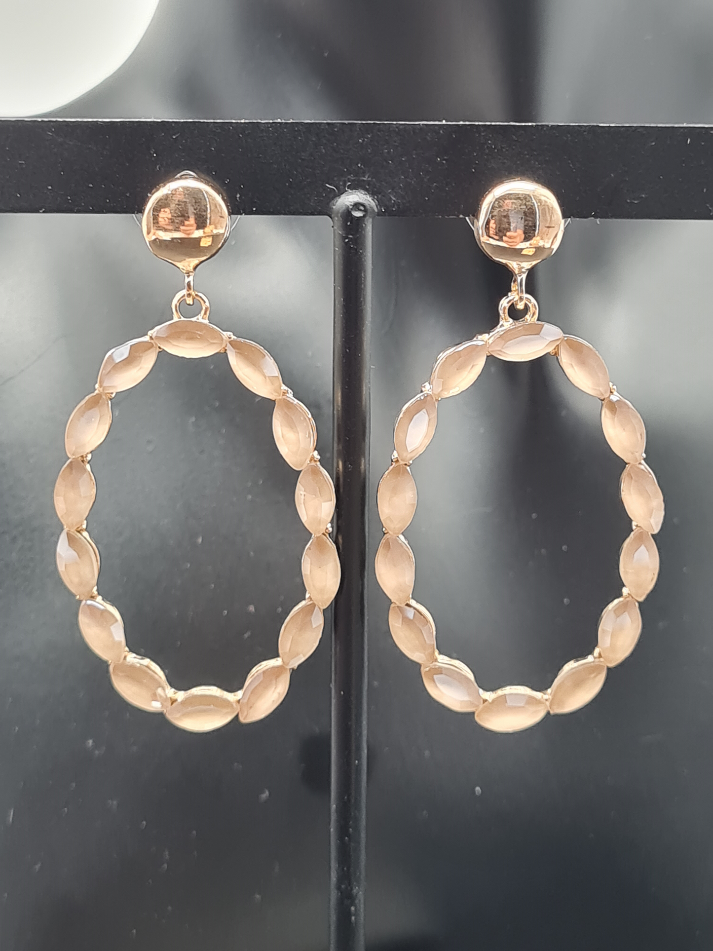 Sweet7 Ohrringe, Orhänger Gold mit Beigefarbenen Cat-Eye Stones