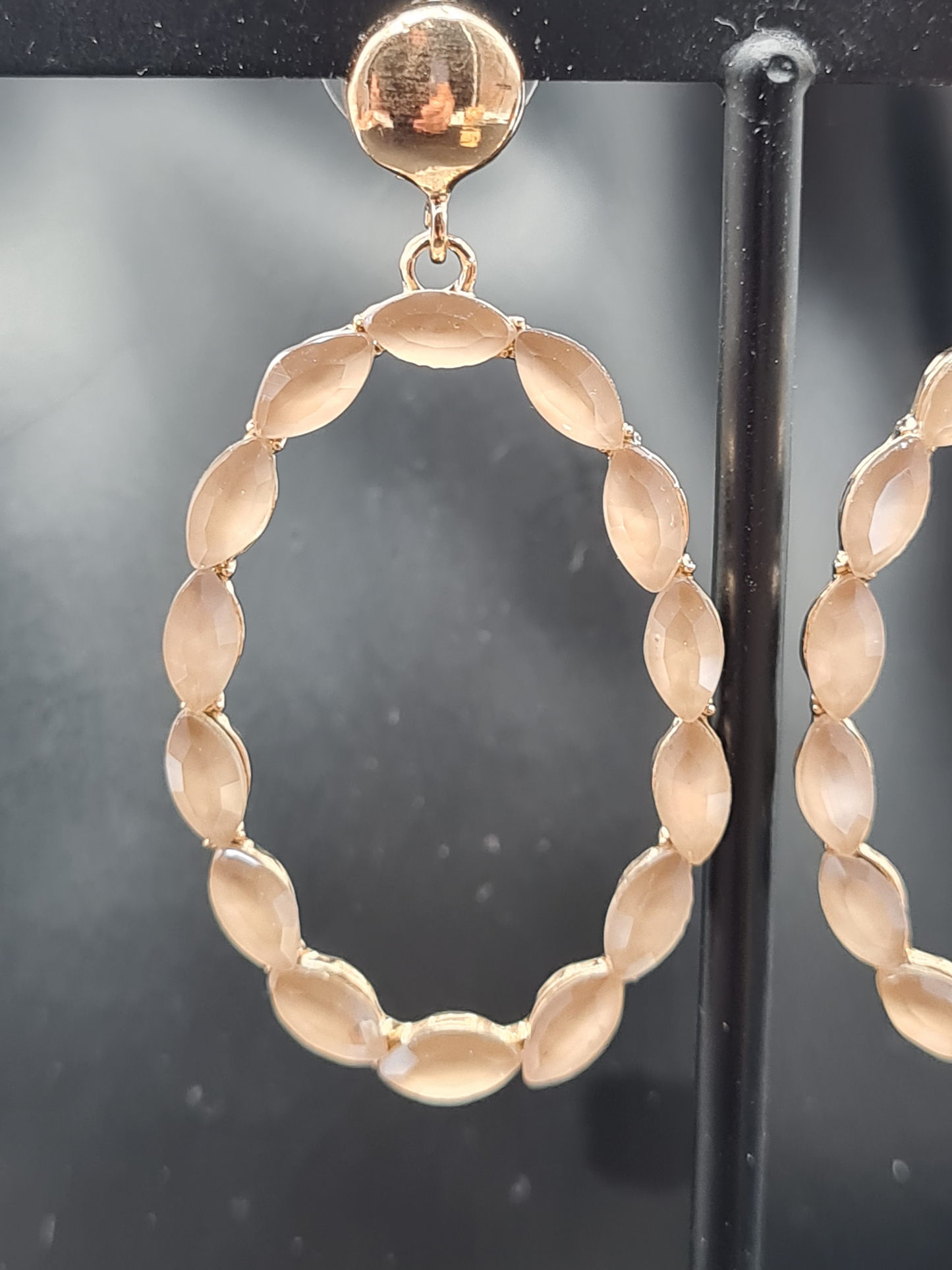 Sweet7 Ohrringe, Orhänger Gold mit Beigefarbenen Cat-Eye Stones