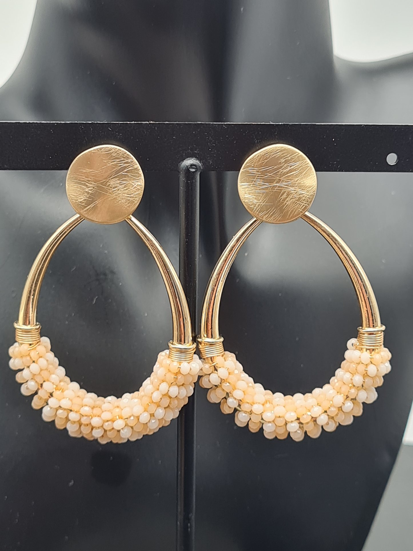 Sweet7 Ohrringe, Ohrhänger Gold Tropfenform Creme farbenen Perlchen