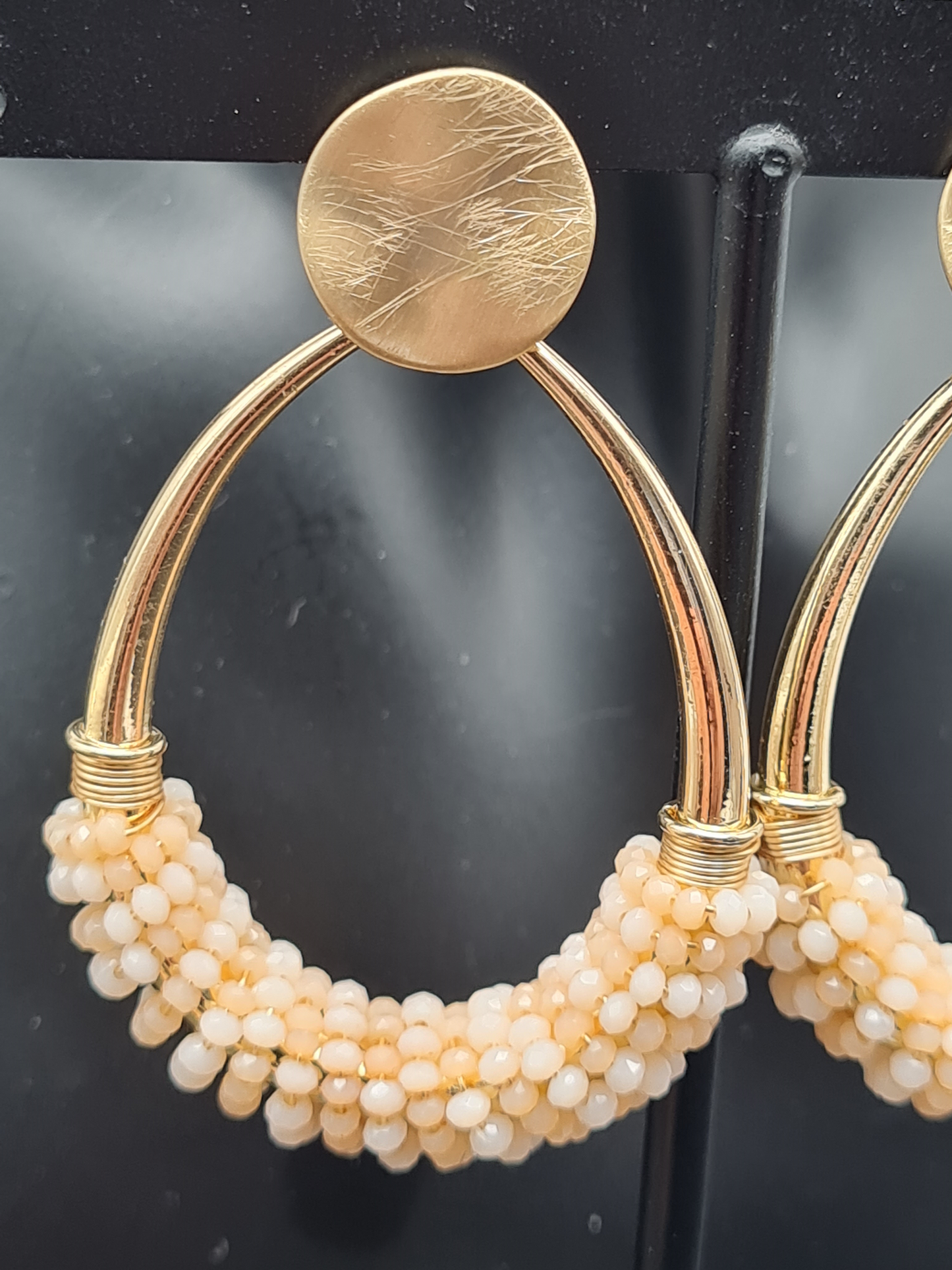 Sweet7 Ohrringe, Ohrhänger Gold Tropfenform Creme farbenen Perlchen
