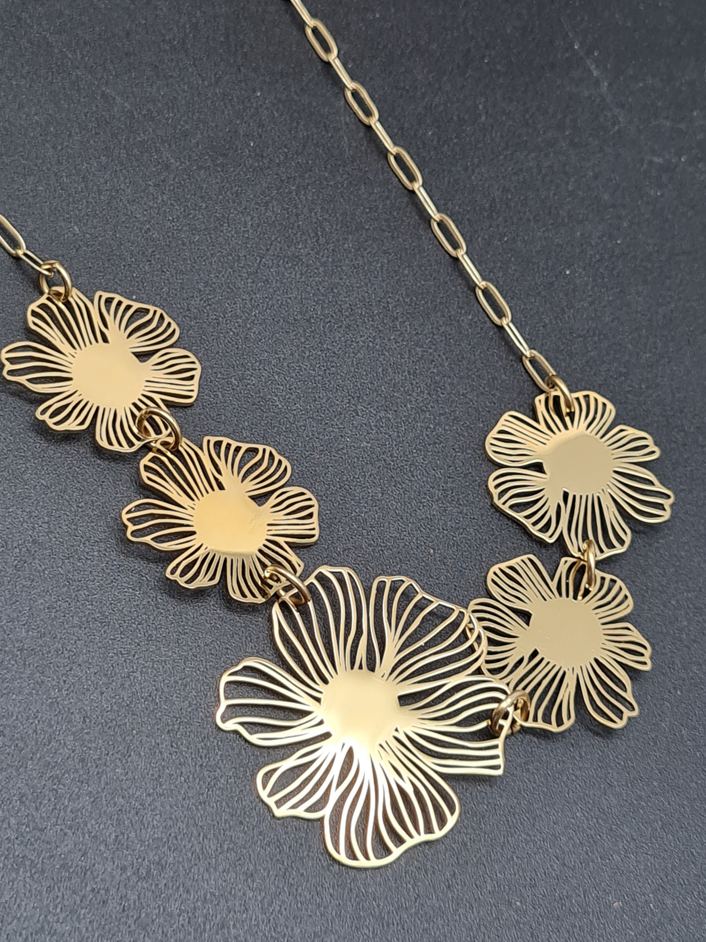 Sweet7 Halskette Goldfarben mit 5 Blumen