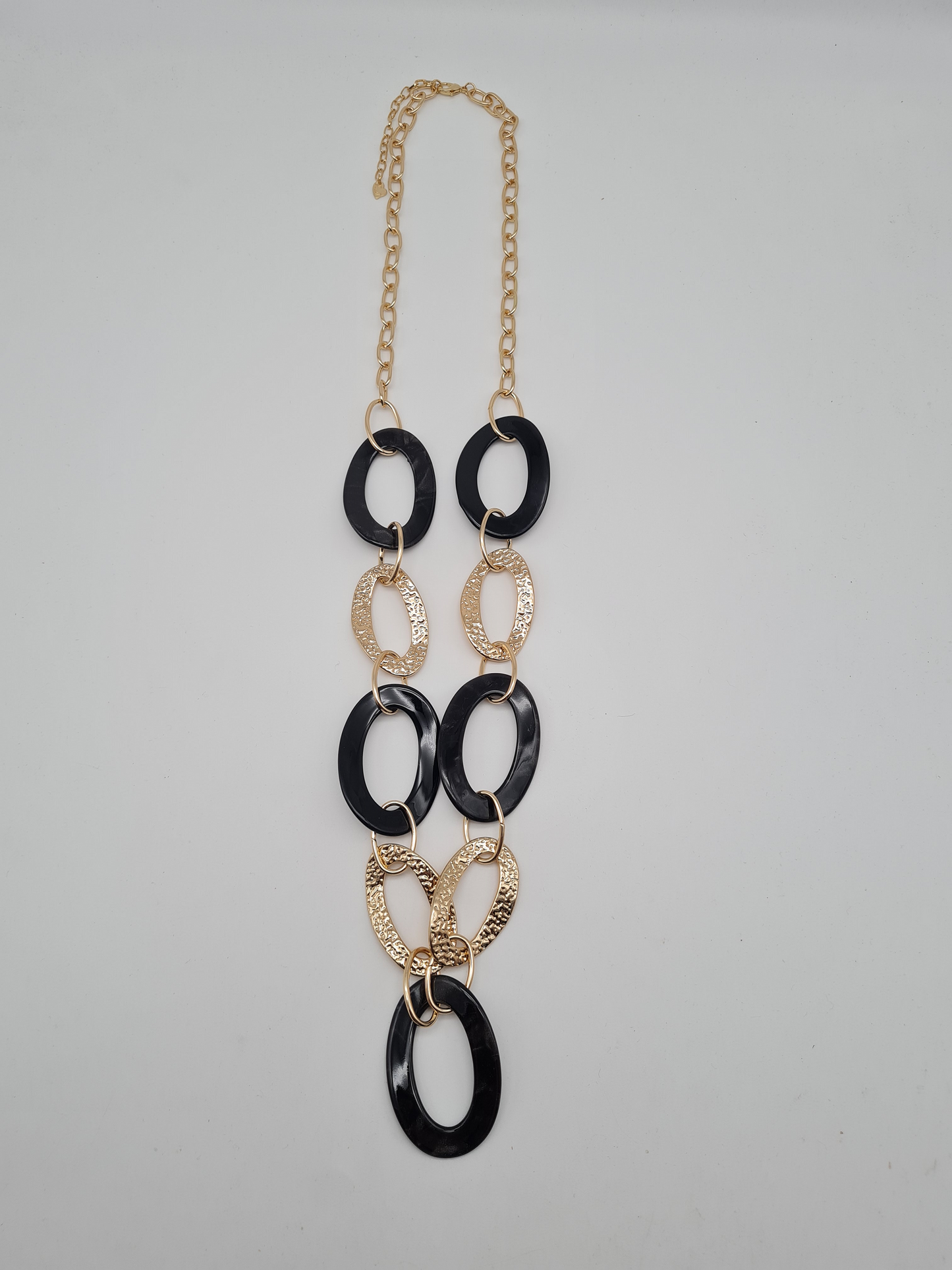 Sweet7 Halskette Langkette mit große Schwarze und Goldene Elemente