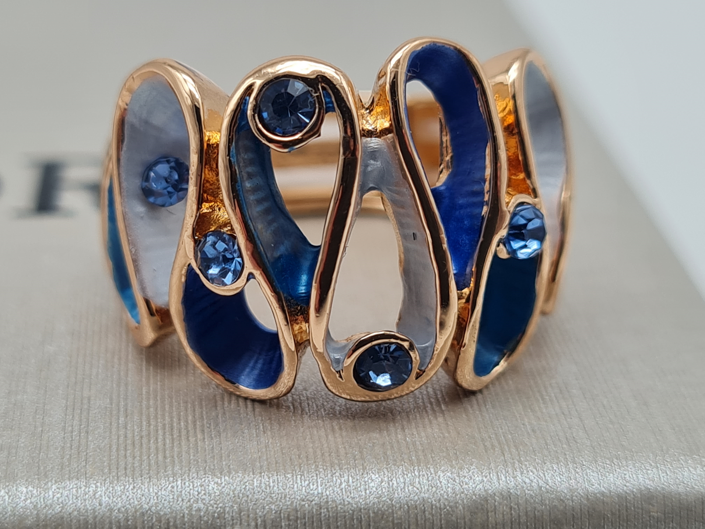 Amorino Ring, Elastischer Ring mit Emailliertem Volant, Zigzag Blau und Braun