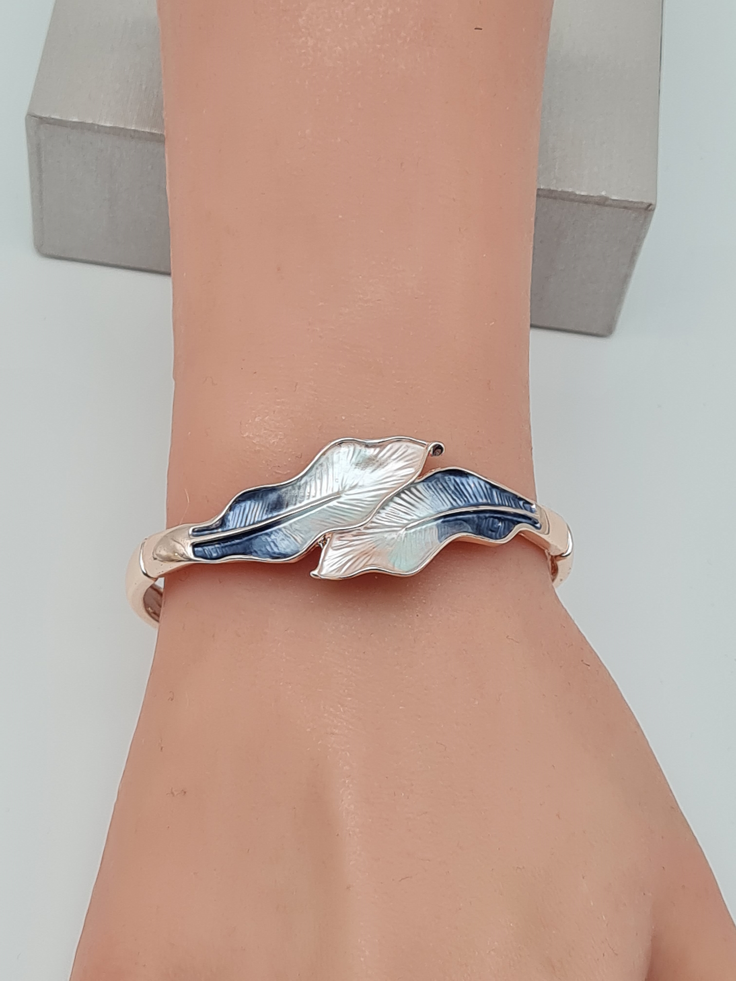 Amorino Armband, elastisches Armband mit Emaillierte Blätter in Grün und Blau