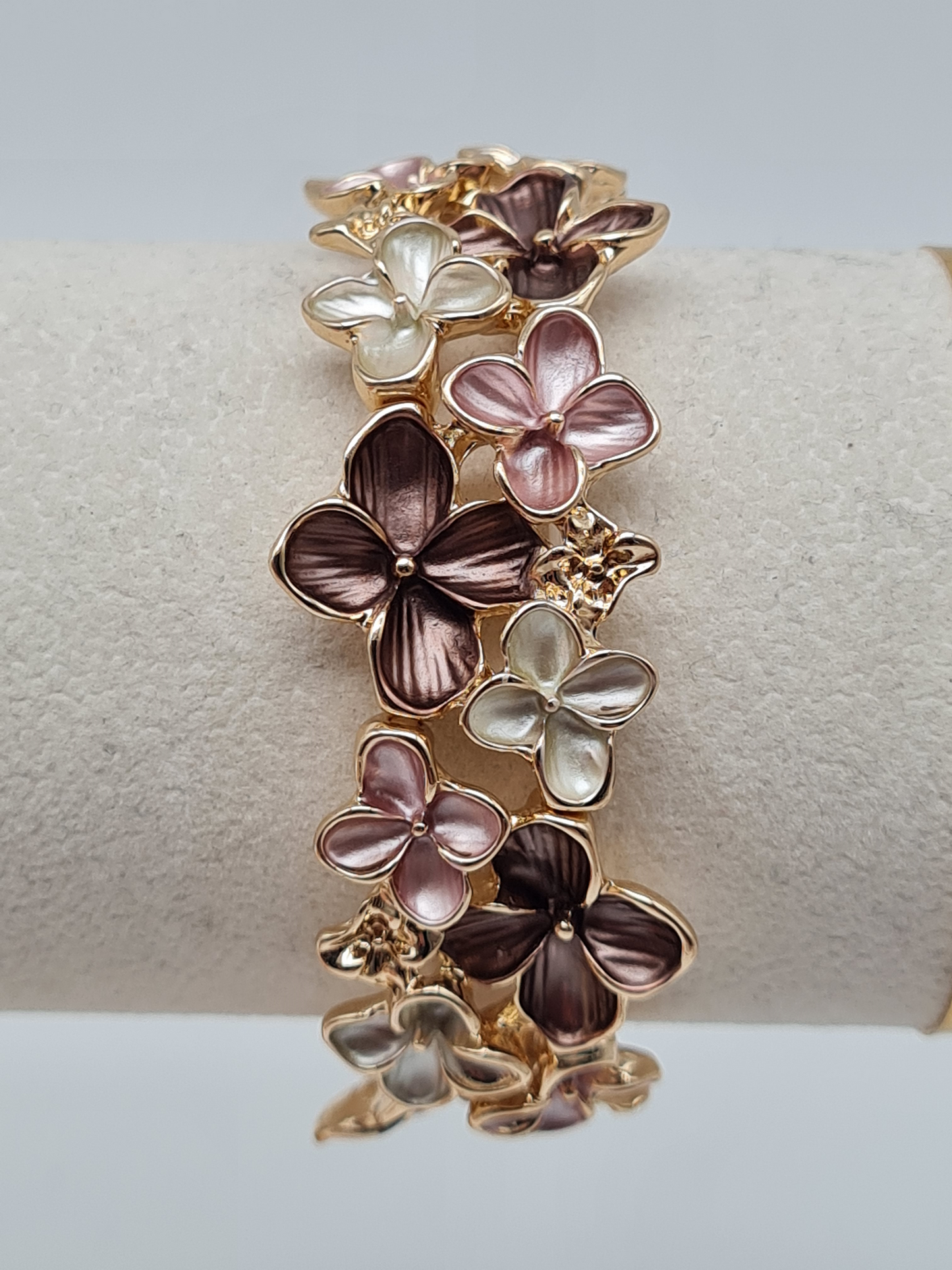 Amorino Armband, elastisch Blumenarmband, Kaffeebraun Beige und Lila