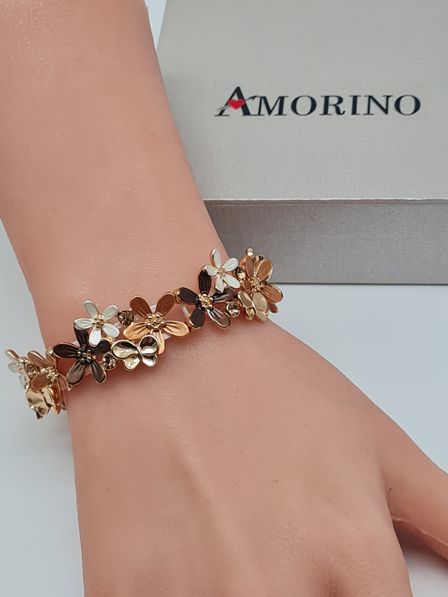 Amorino Armband, elastisch Blumenarmband und Schmetterlinge, Kaffeebraun Beige und Lila