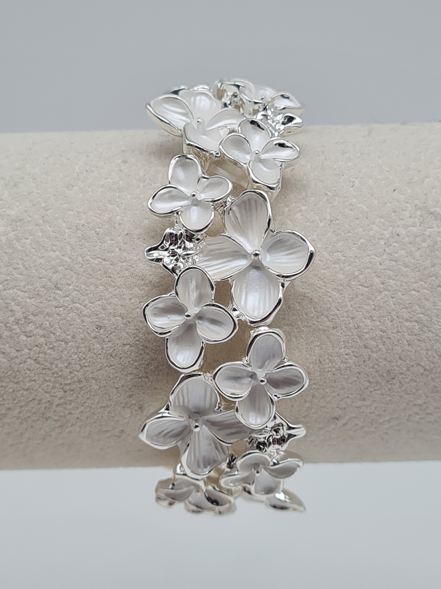 Amorino Armband, elastisches Armband in Silberweiß mit Blumenmuster