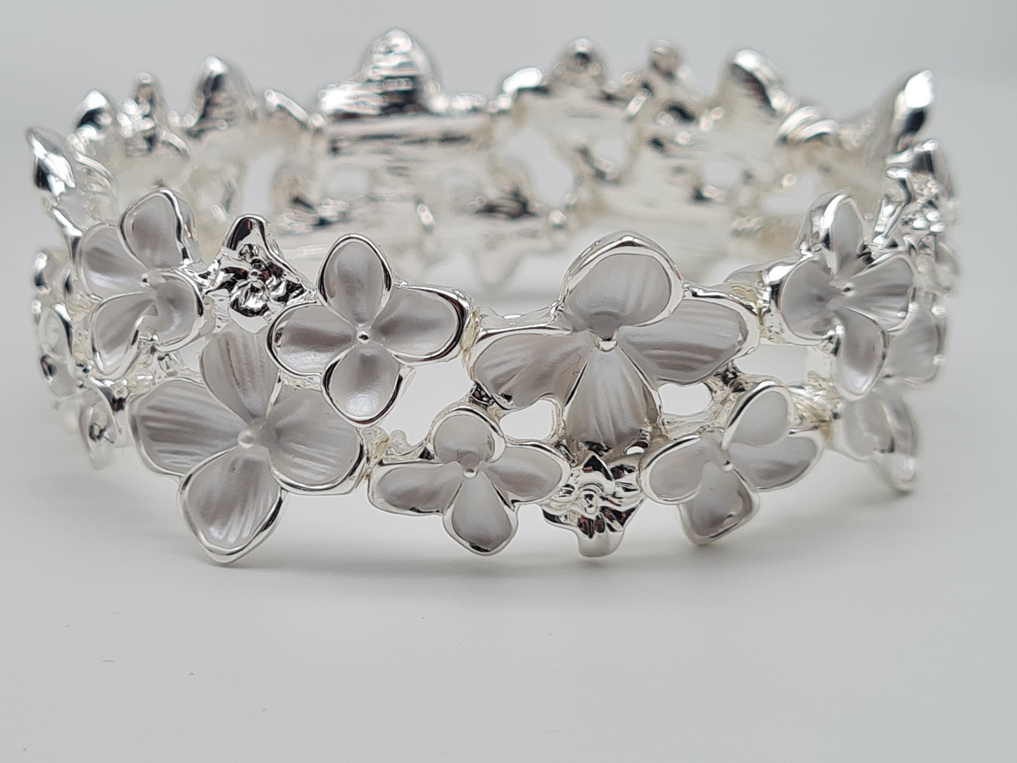 Amorino Armband, elastisches Armband in Silberweiß mit Blumenmuster