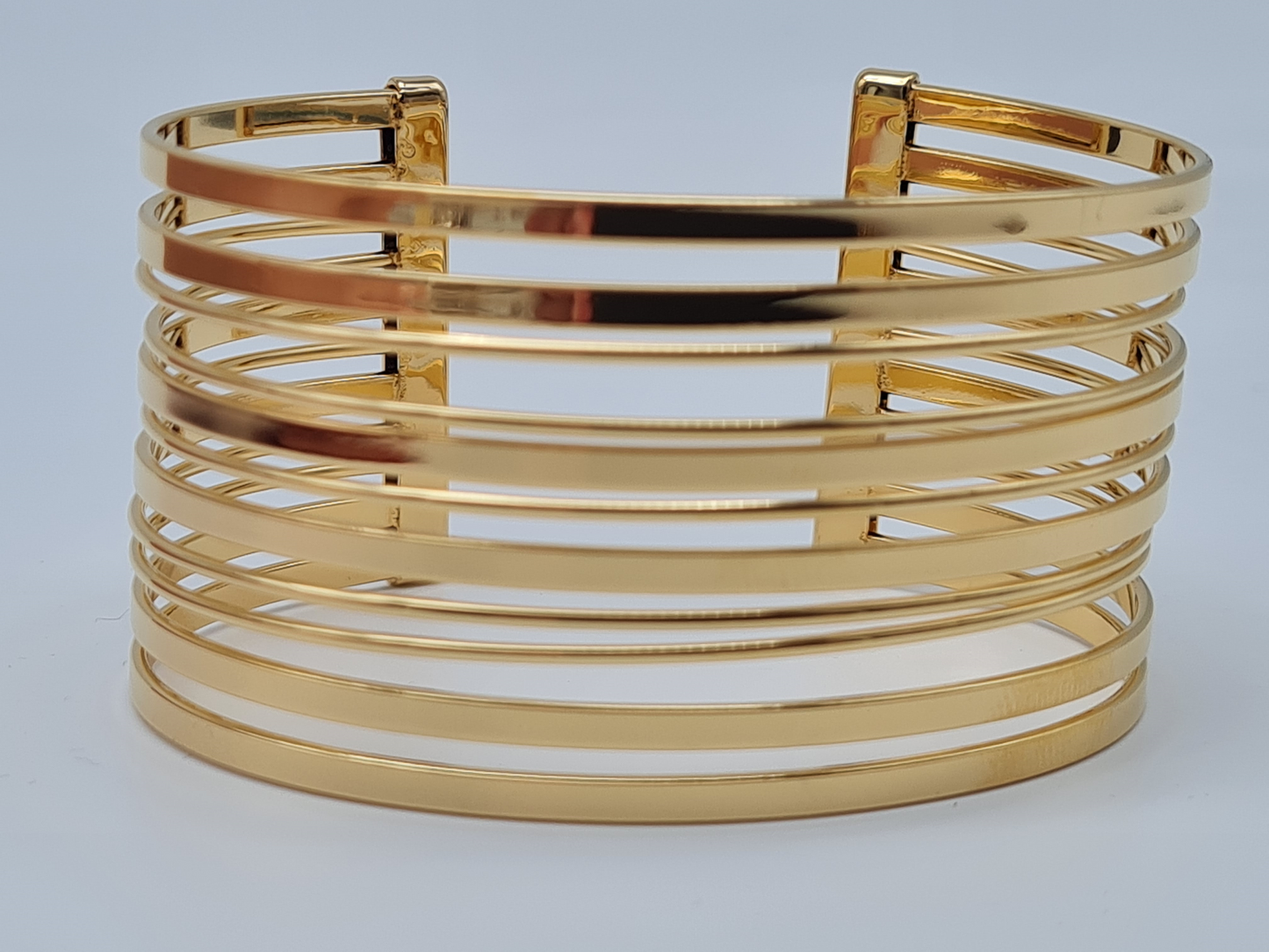 Cosmos Armreif Breites Manschettenarmband aus Edelstahl mit parallelen Linien