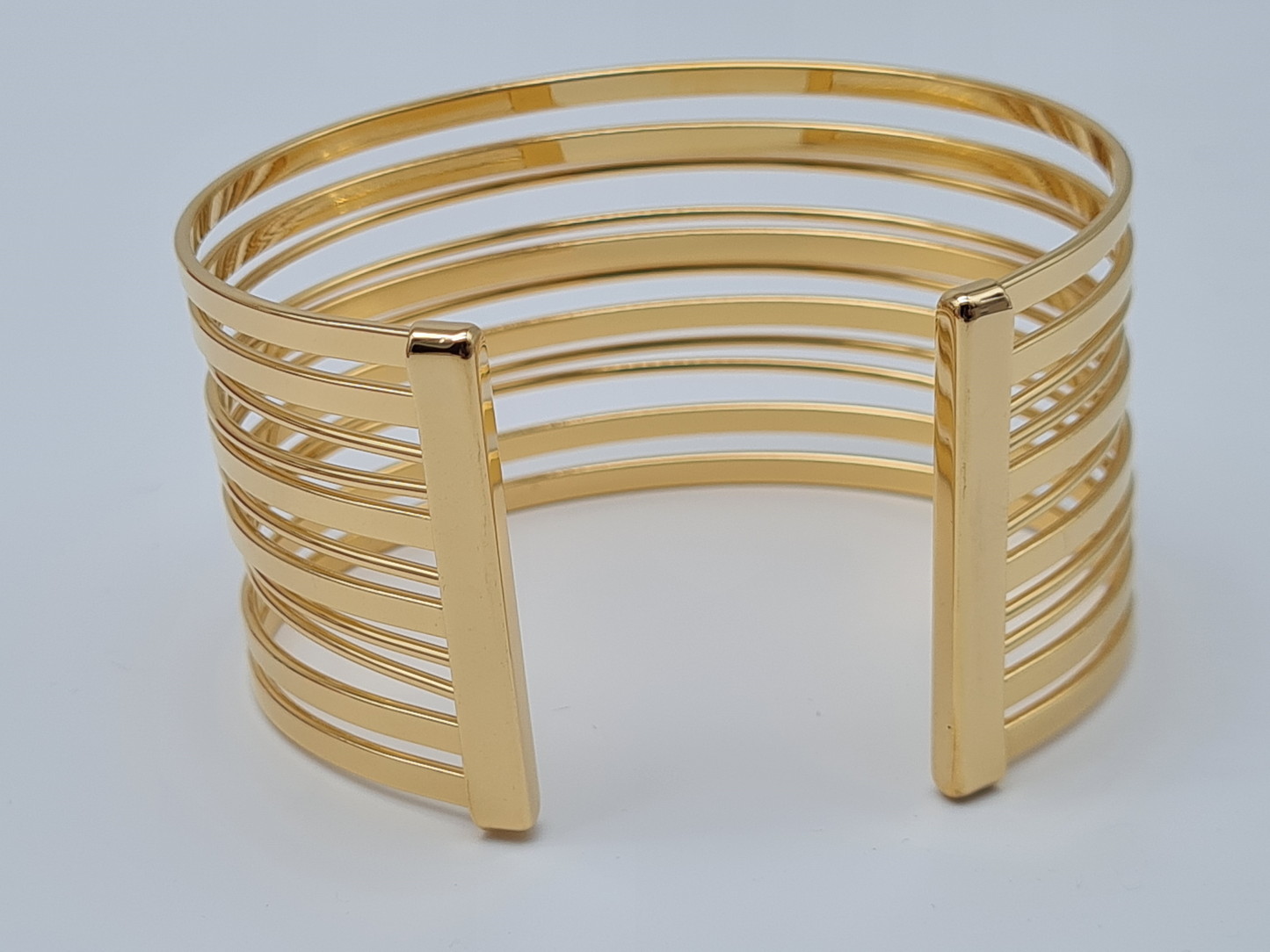 Cosmos Armreif Breites Manschettenarmband aus Edelstahl mit parallelen Linien