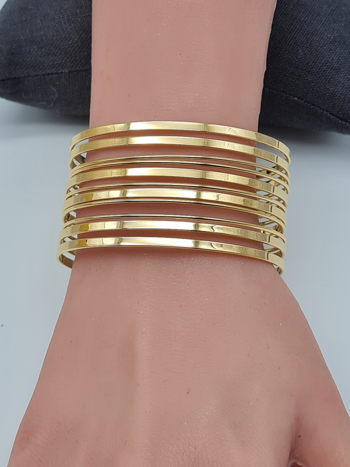 Cosmos Armreif Breites Manschettenarmband aus Edelstahl mit parallelen Linien