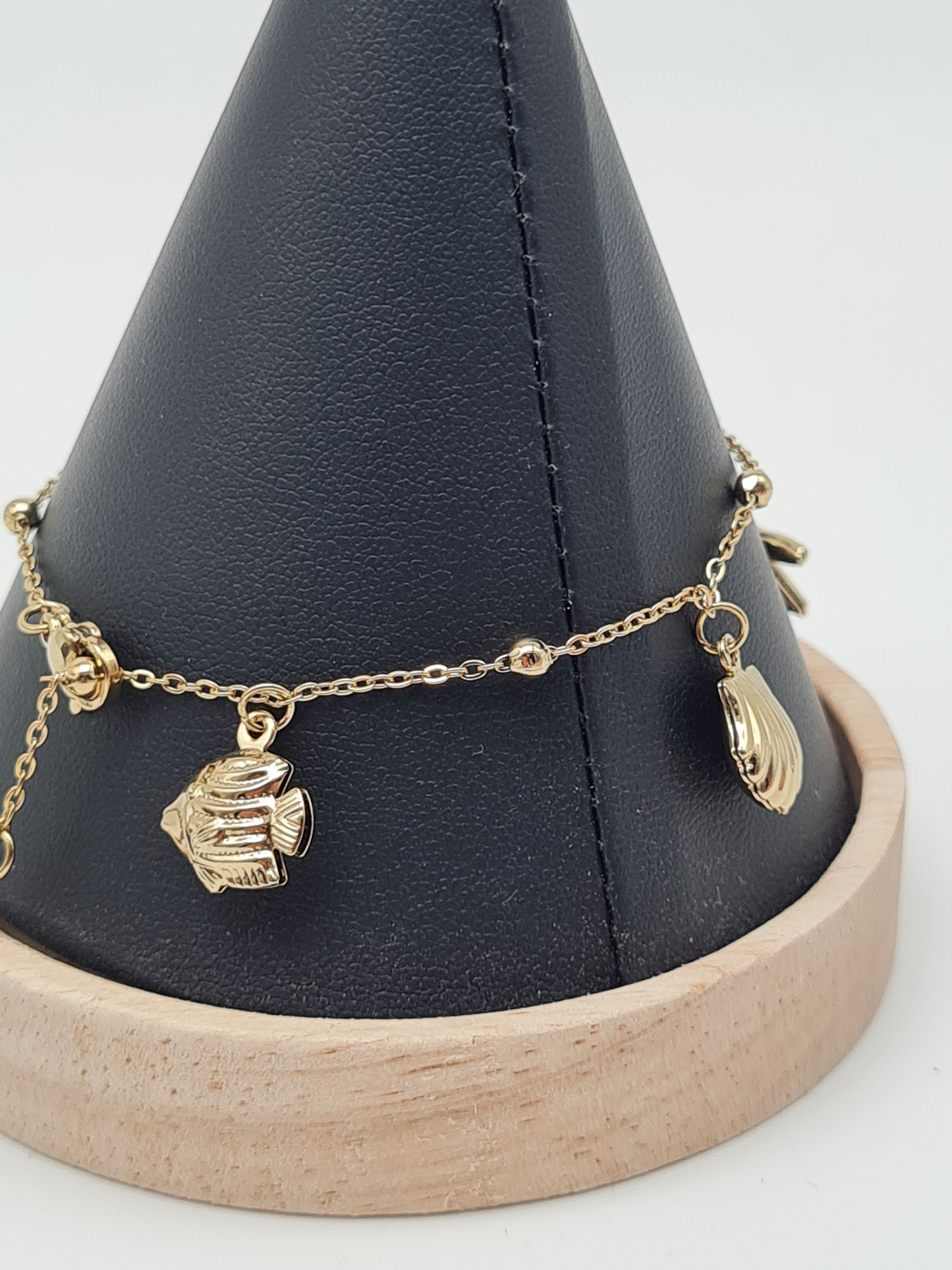 Cosmos Armband, Goldfarbenes feines Bettelarmband mit Meerestiere