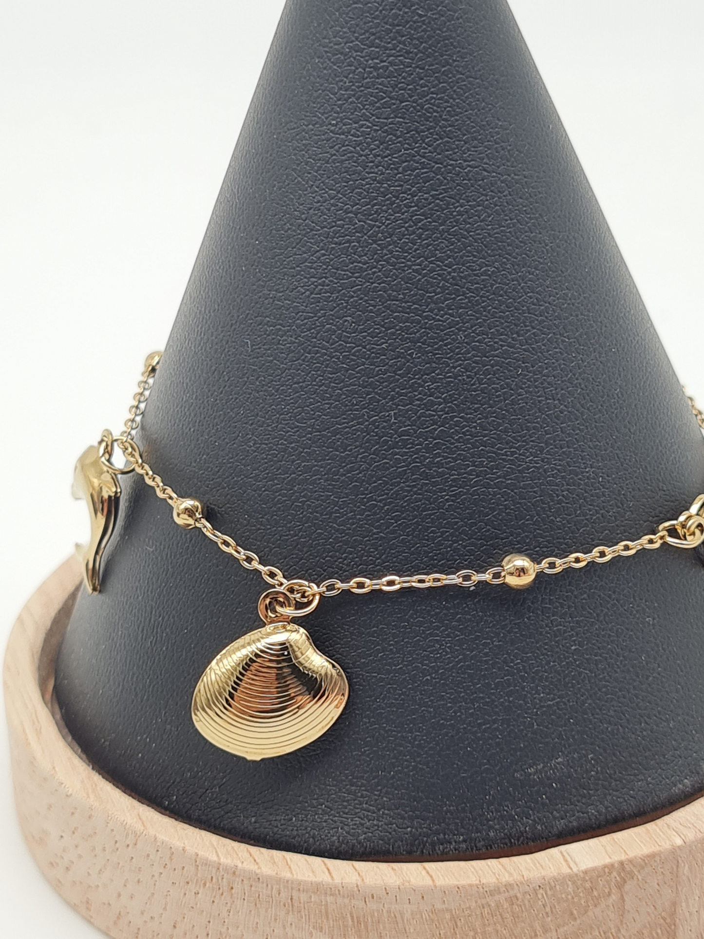 Cosmos Armband, Goldfarbenes feines Bettelarmband mit Meerestiere