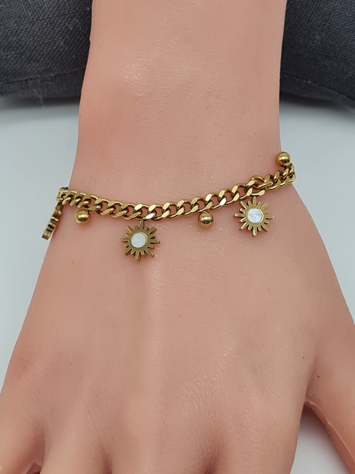 Cosmos Armband, filigranes Armband Goldfarben mit 3 Sonnen