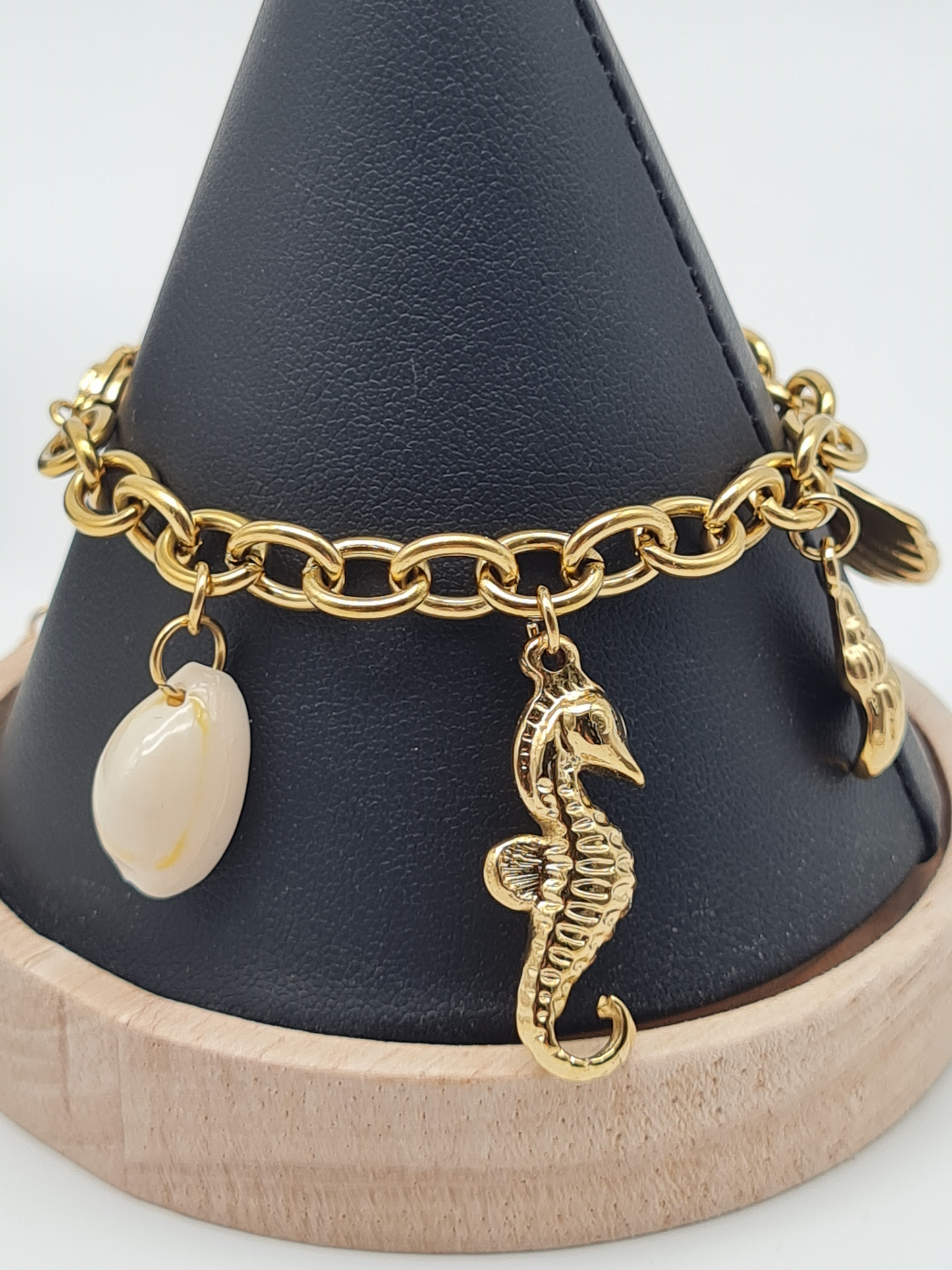 Cosmos Armband, Goldfarbenes Gliederarmband mit Meeresüberraschungen