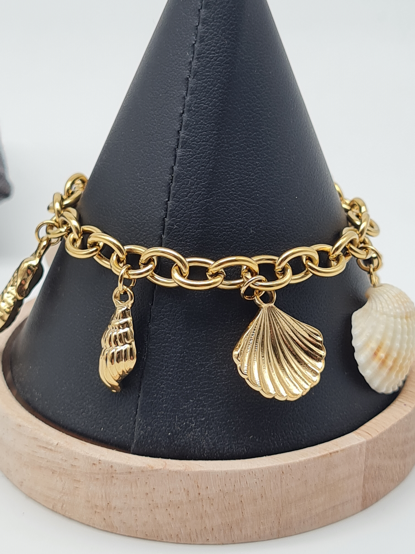 Cosmos Armband, Goldfarbenes Gliederarmband mit Meeresüberraschungen