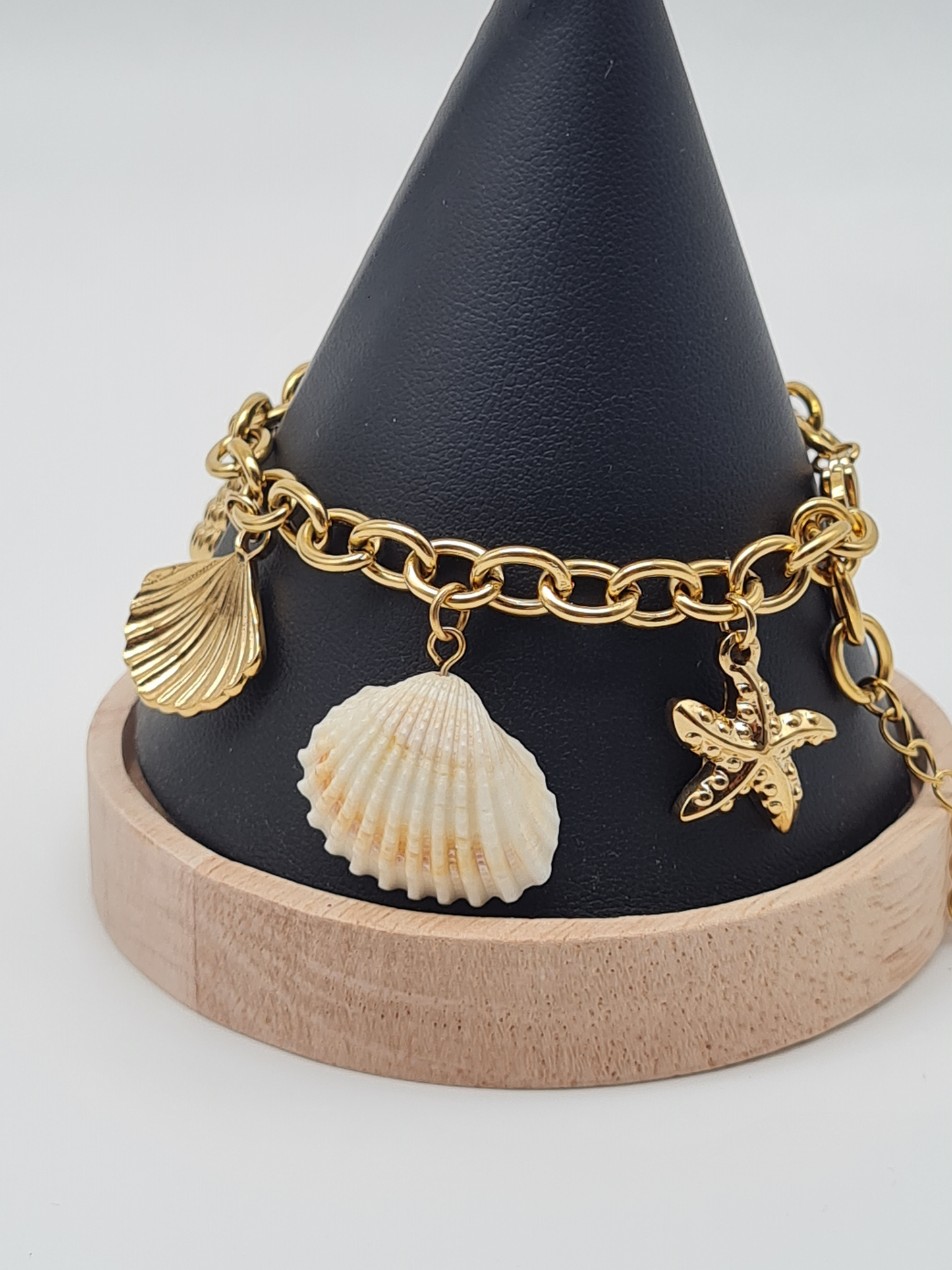Cosmos Armband, Goldfarbenes Gliederarmband mit Meeresüberraschungen