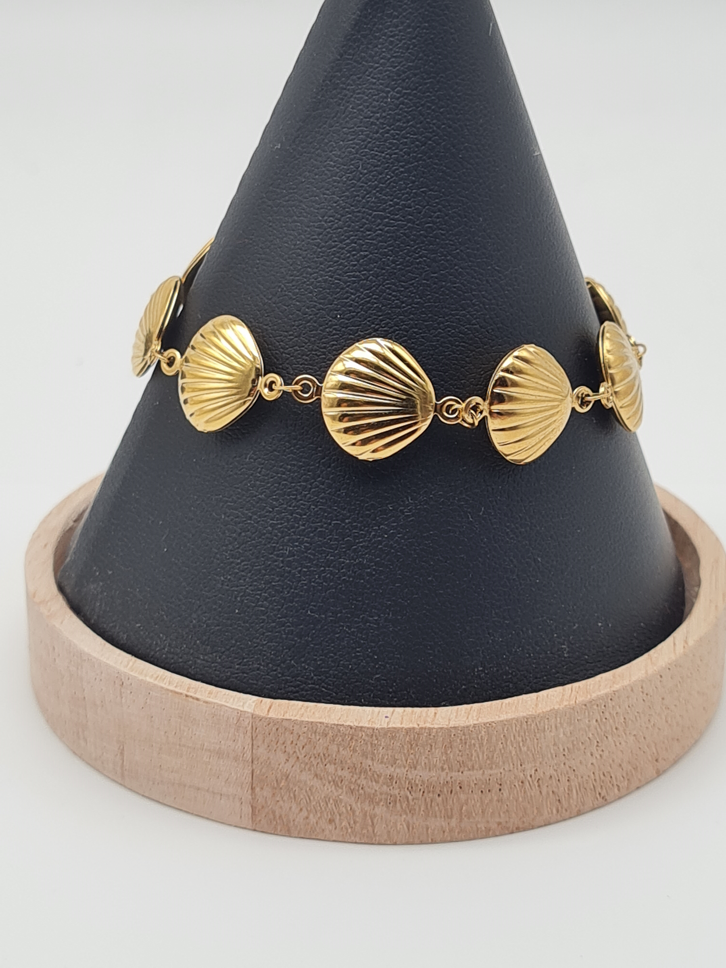 Cosmos Armband, Goldfarbenes Armband mit Goldene Muscheln