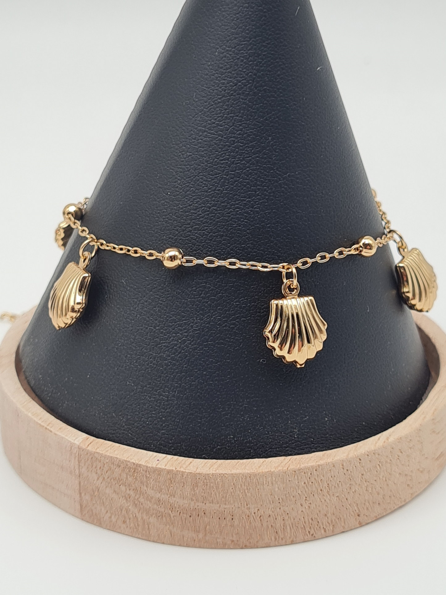 Cosmos Armband, Goldfarbenes Armband filigran mit hängende Muscheln