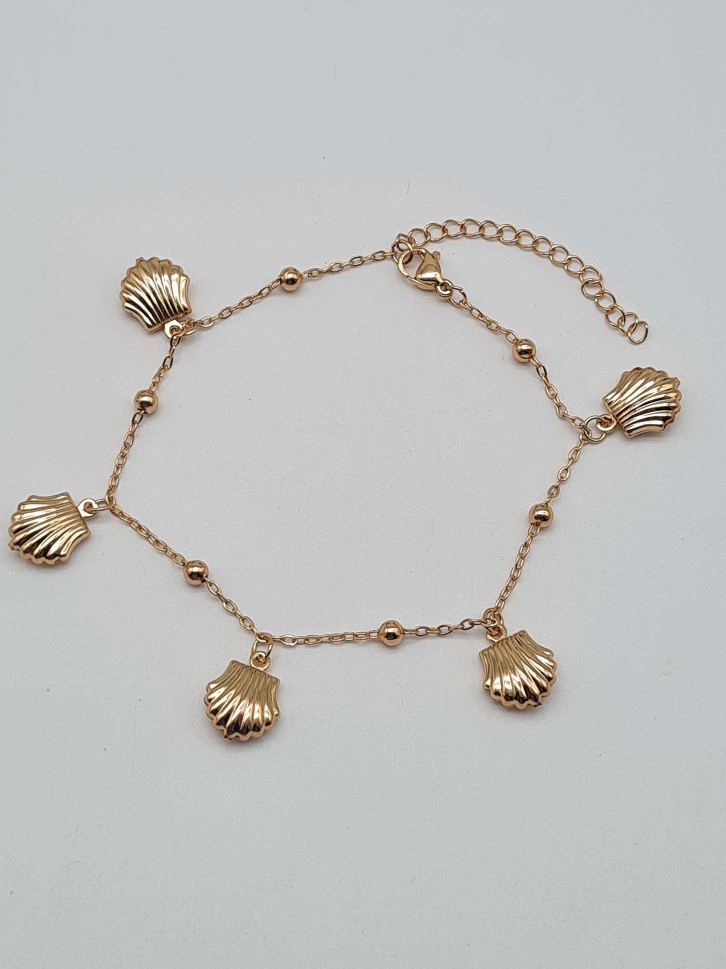Cosmos Armband, Goldfarbenes Armband filigran mit hängende Muscheln