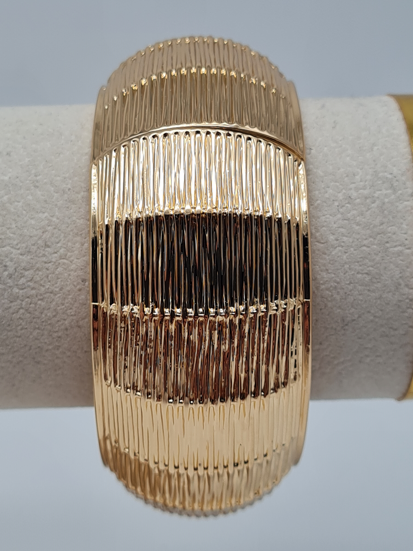 Biba Klapp-Armband in Goldfarben mit Relief