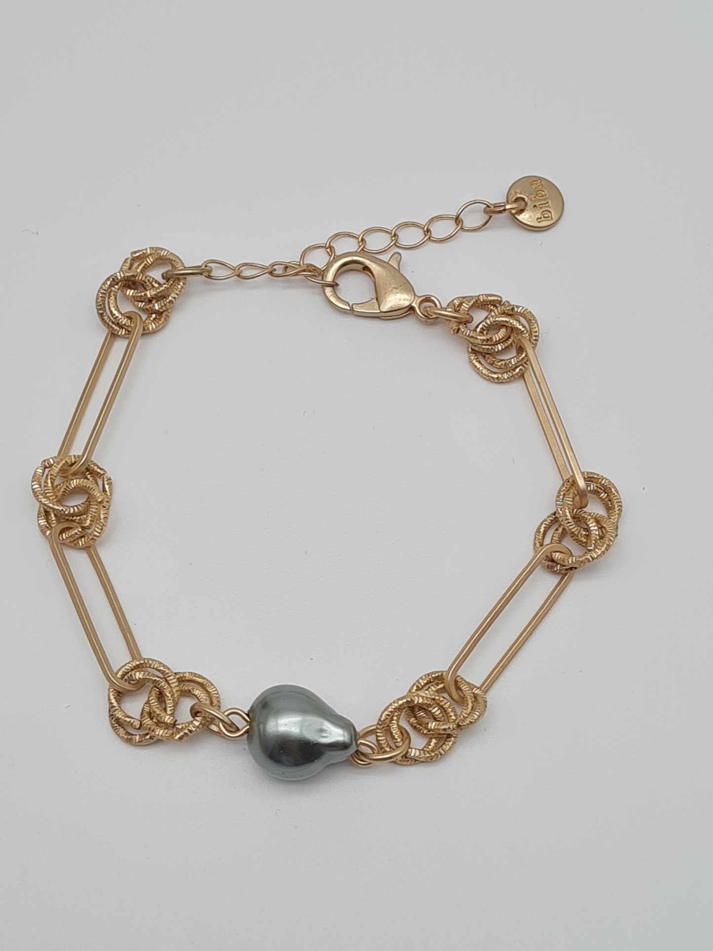 Biba Gliederarmband in Matt Goldfarben mit grau oder naturfarbene Perle