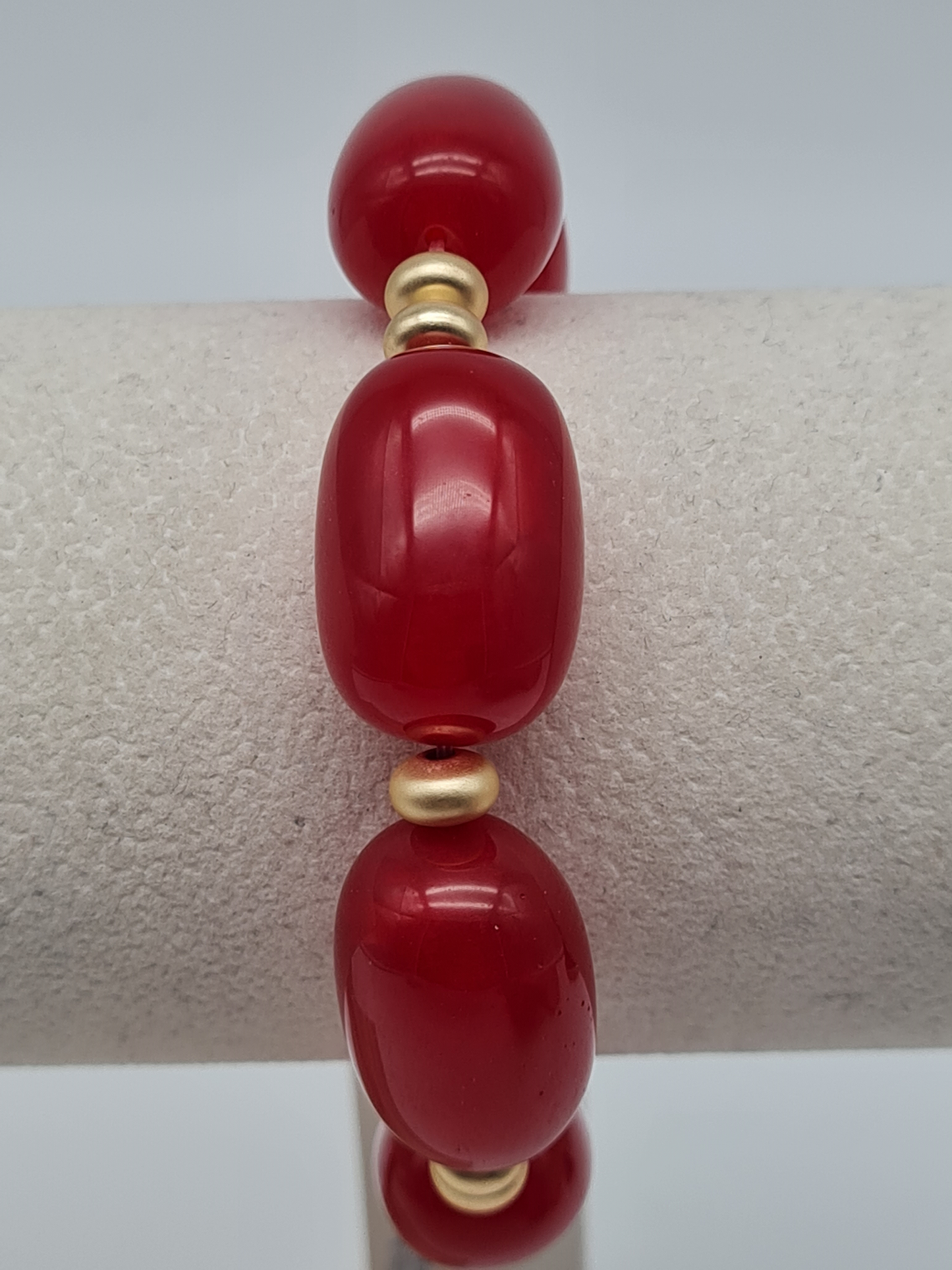 Biba elastisches Armband mit Resin Perlen in Kirschrot