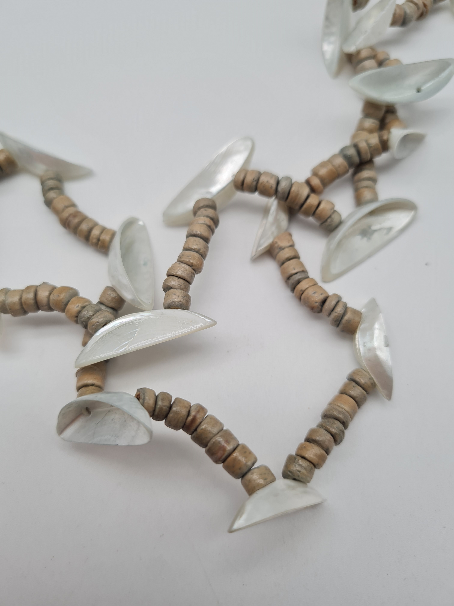 Biba Halskette Grau oder Beige mit Muscheln und Acrylperlen
