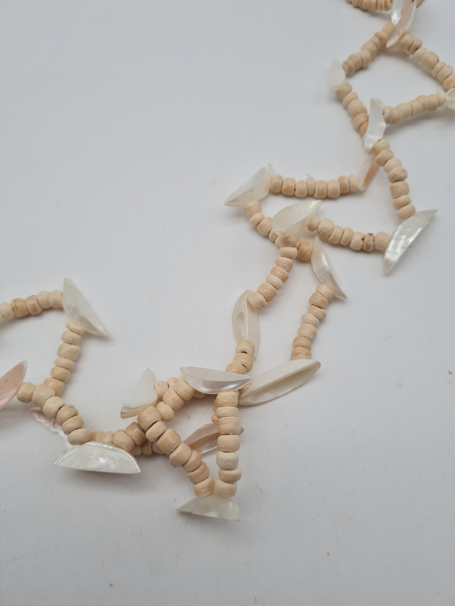 Biba Halskette Grau oder Beige mit Muscheln und Acrylperlen