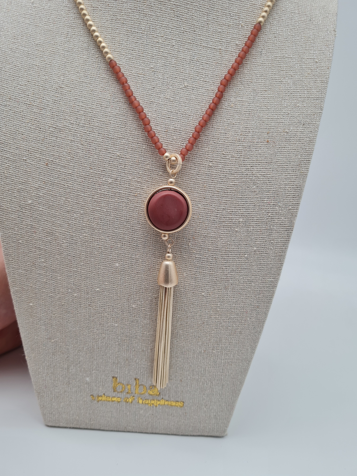 Biba Langkette in Matt Gold- und Silberfarben mit Altrosa Resin Perlen