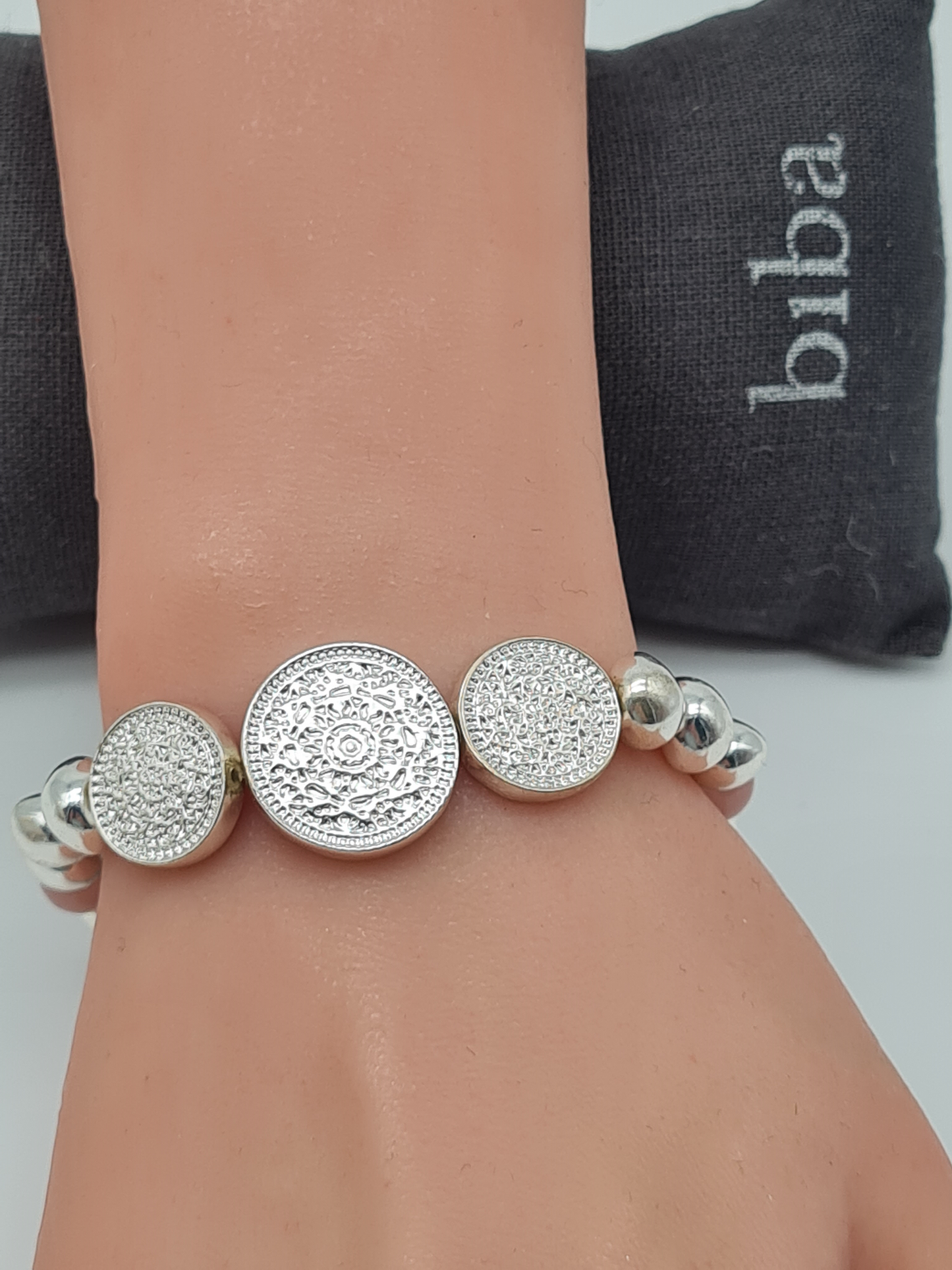 Biba Armband Silberfarben mit 3 ornamentale Kreise in Rosa oder Mausgrau
