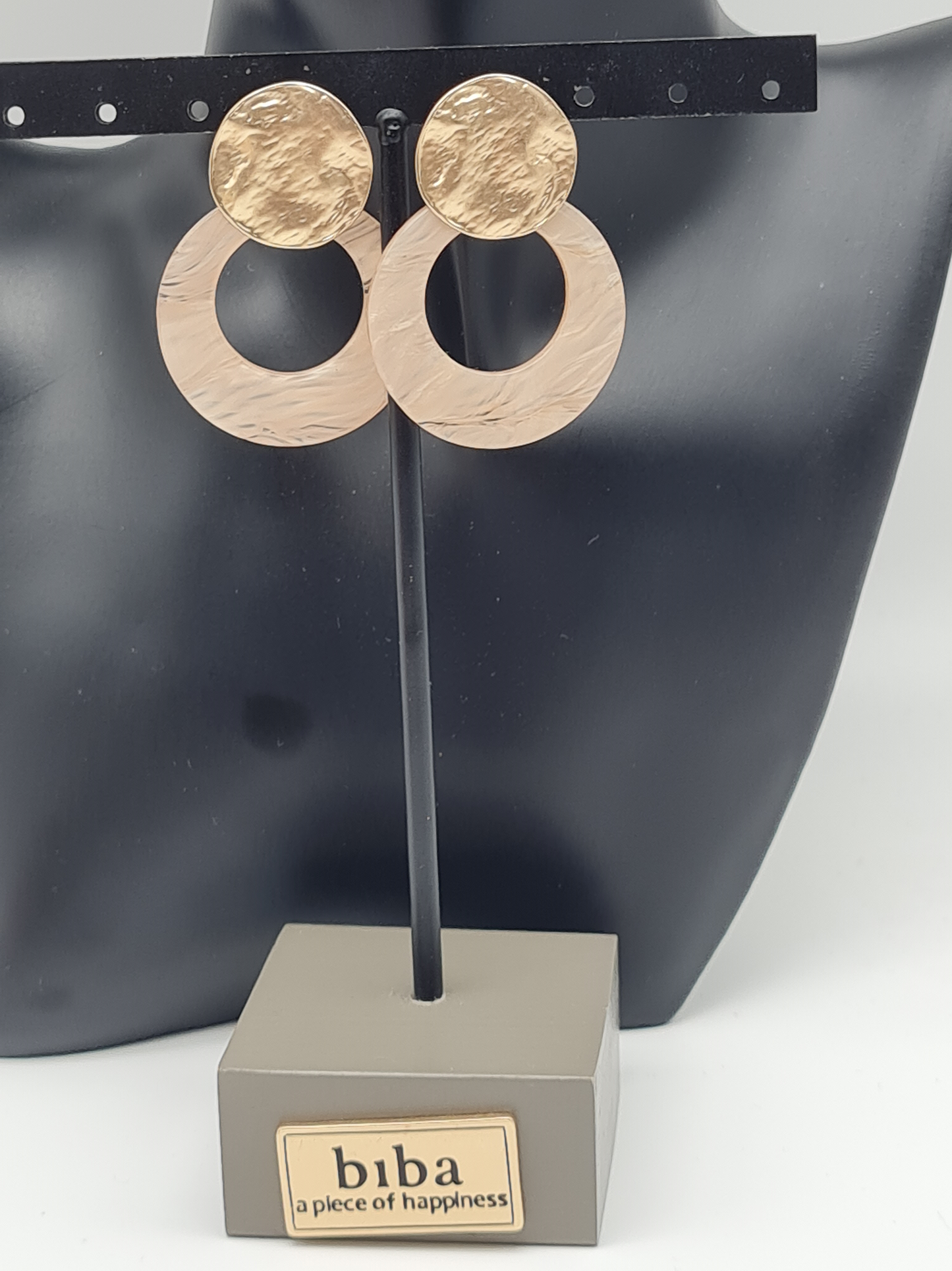 Biba Ohrringe, Ohrhänger Matt Goldfarben mit Acryl Anhänger in Marmor-Look