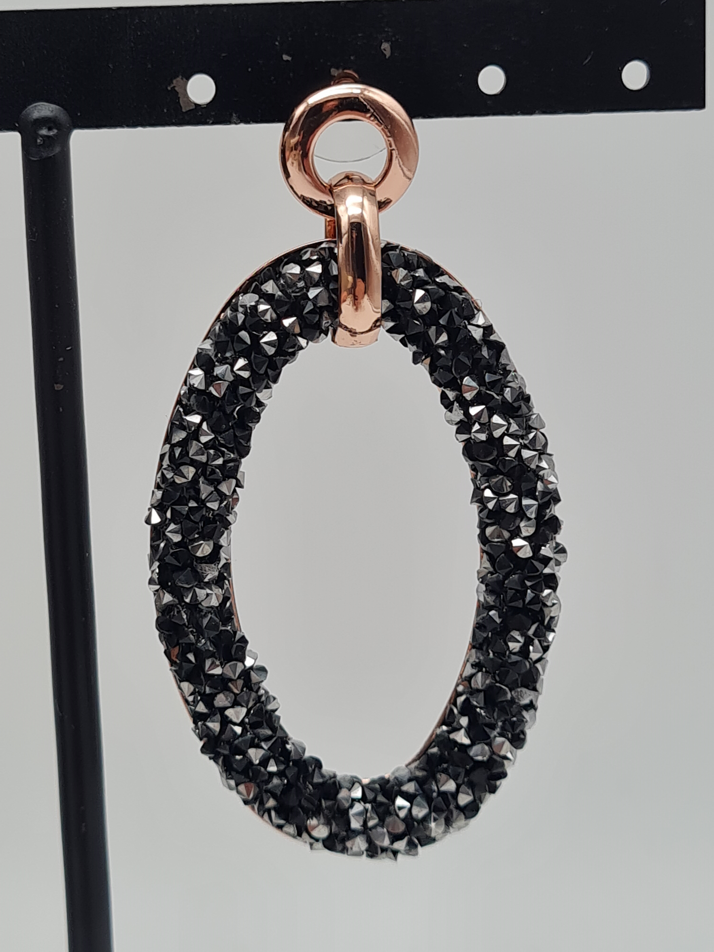 Biba Ohrringe, Ohrhänger Roségolden Ovale besetzt mit Grau, Schwarz und Silber Crystalen