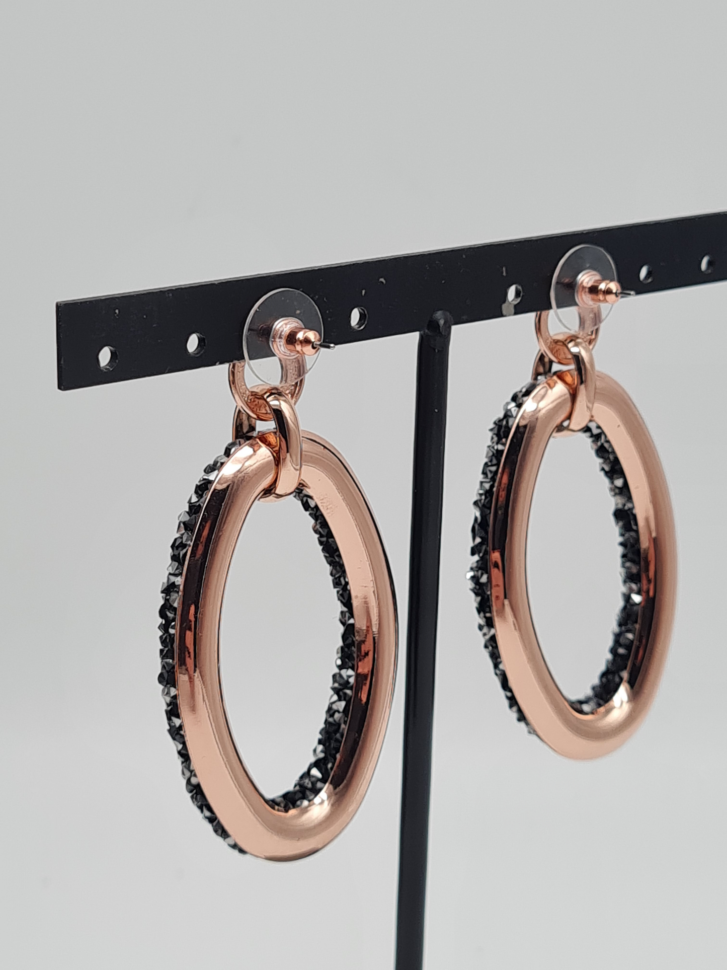 Biba Ohrringe, Ohrhänger Roségolden Ovale besetzt mit Grau, Schwarz und Silber Crystalen