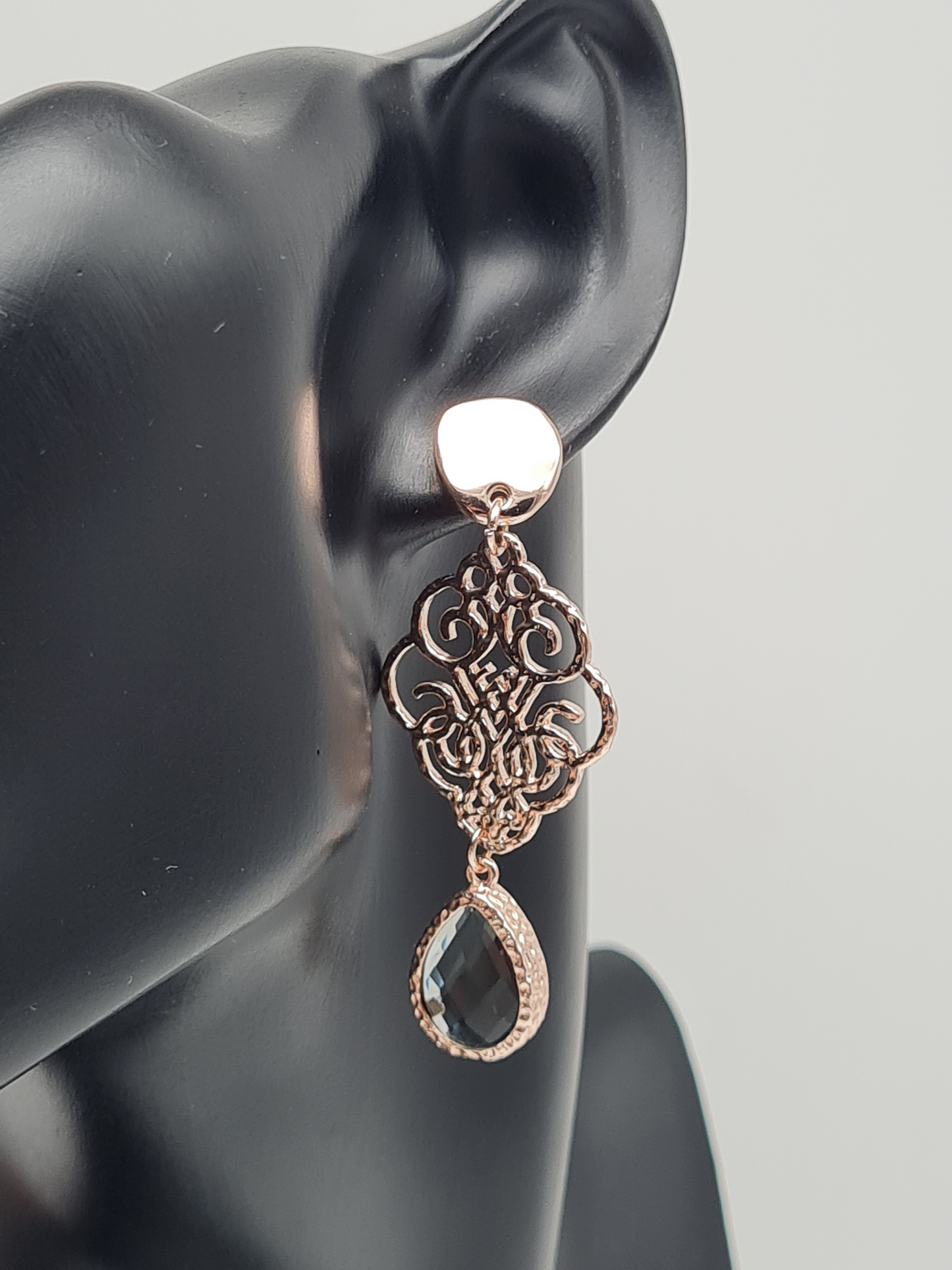 Biba Ohrhängern in Roségold mit ornamentalem Anhänger und Crystal-Stein
