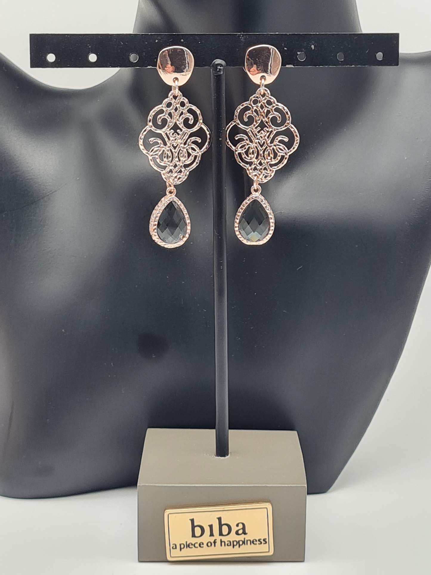 Biba Ohrhängern in Roségold mit ornamentalem Anhänger und Crystal-Stein