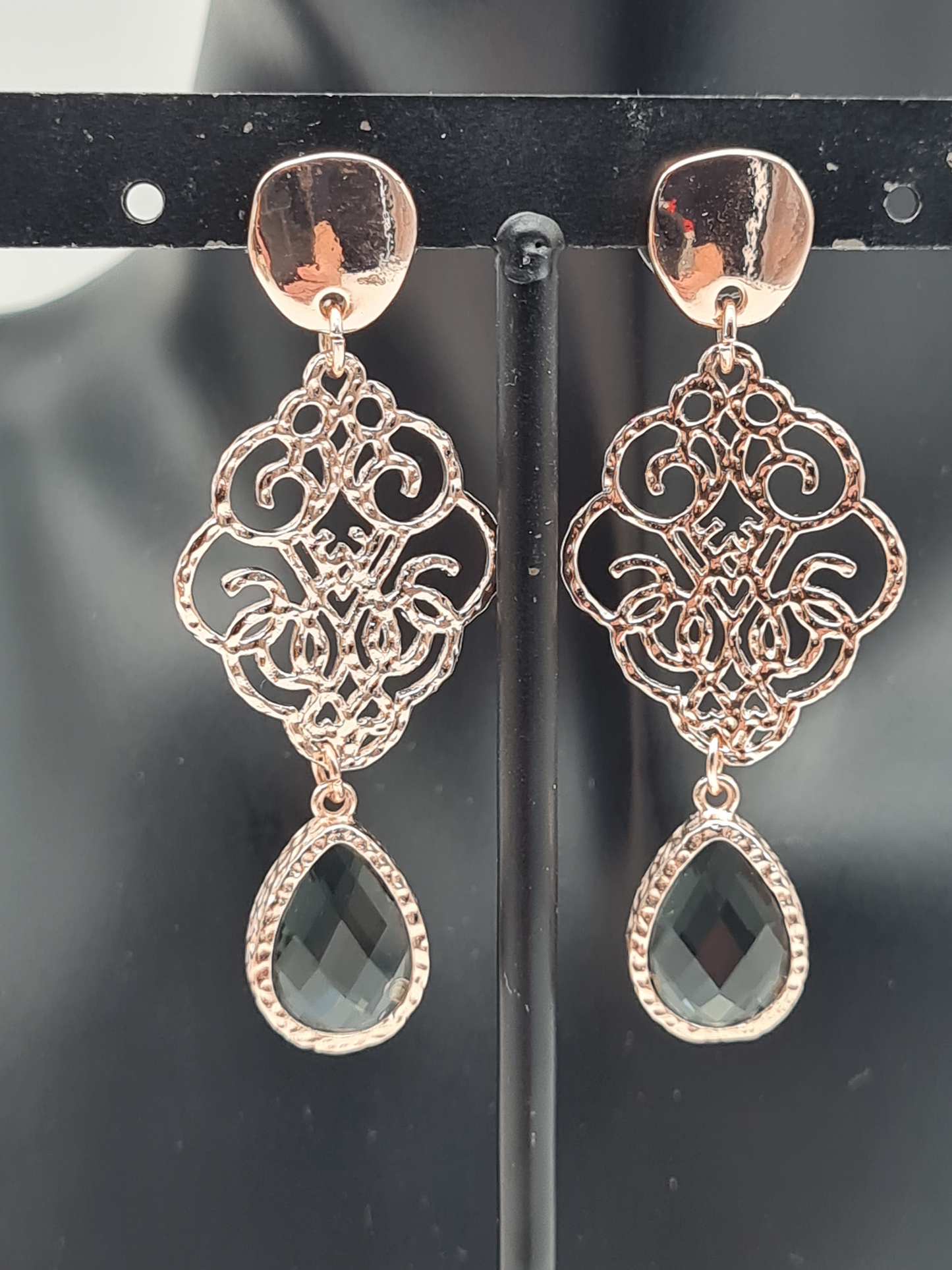 Biba Ohrhängern in Roségold mit ornamentalem Anhänger und Crystal-Stein