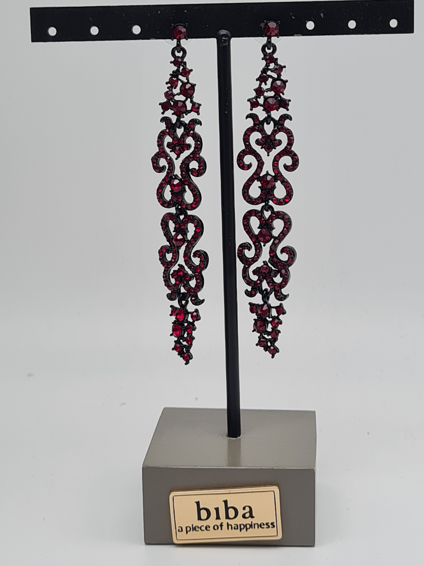 Biba Ohrringe, Ohrhänger Schwarz ornamental mit roter Strass besetzt