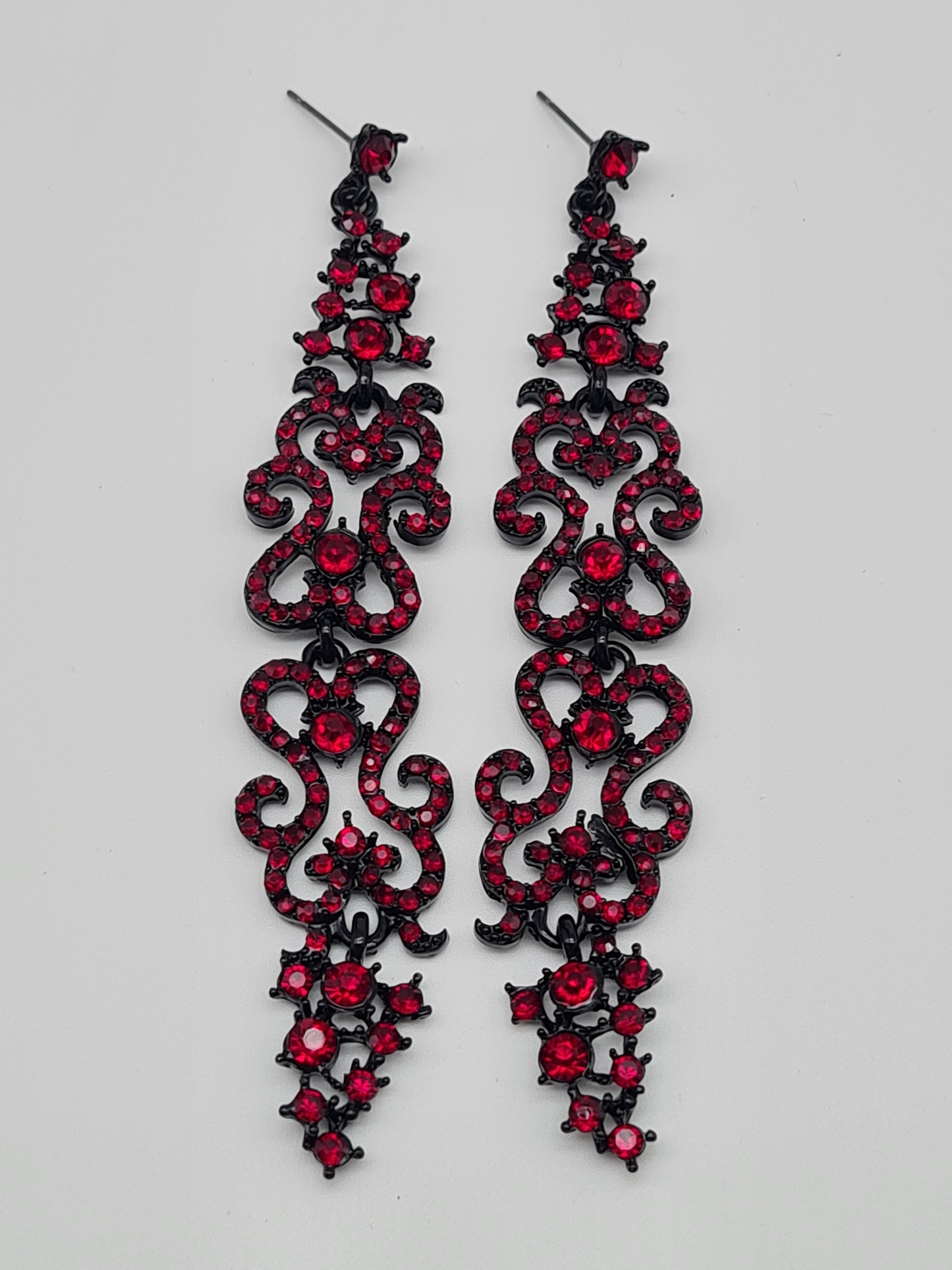Biba Ohrringe, Ohrhänger Schwarz ornamental mit roter Strass besetzt
