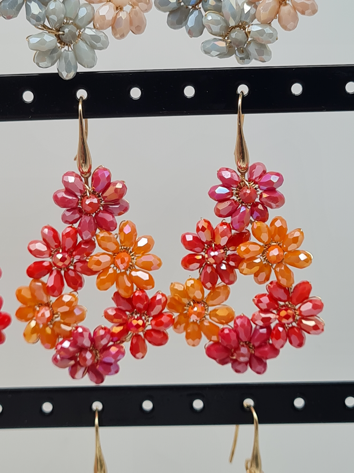 Biba Ohrringe, Ohrhänger in Tropfen Blumen Form in verschiedene Farben