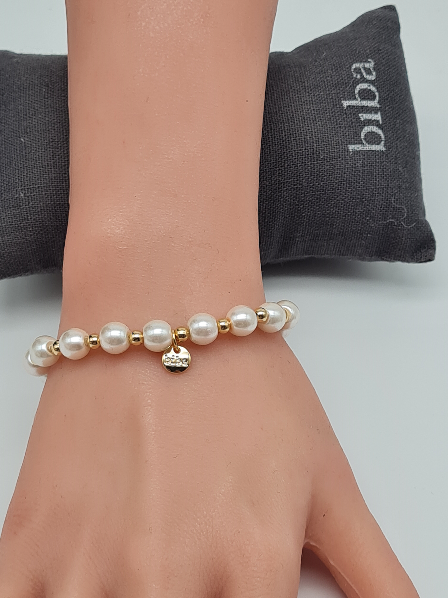 Biba Armband elastisch Perlmutt und goldfarbene Perlen, elegant, kombinierbar