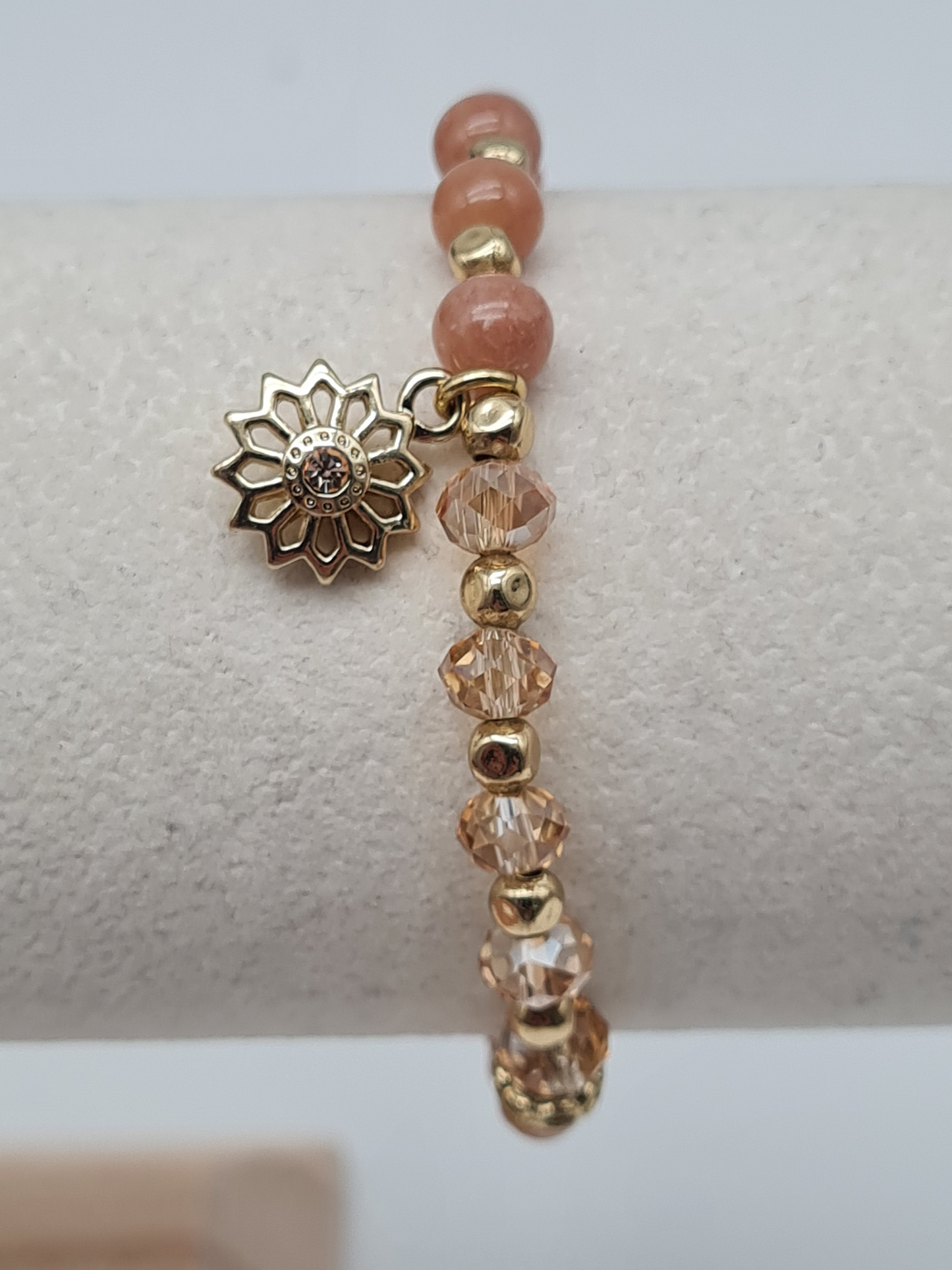 Biba Armband elastisch mit Lachs-Rosa Crystal Perlen und Blumenanhänger