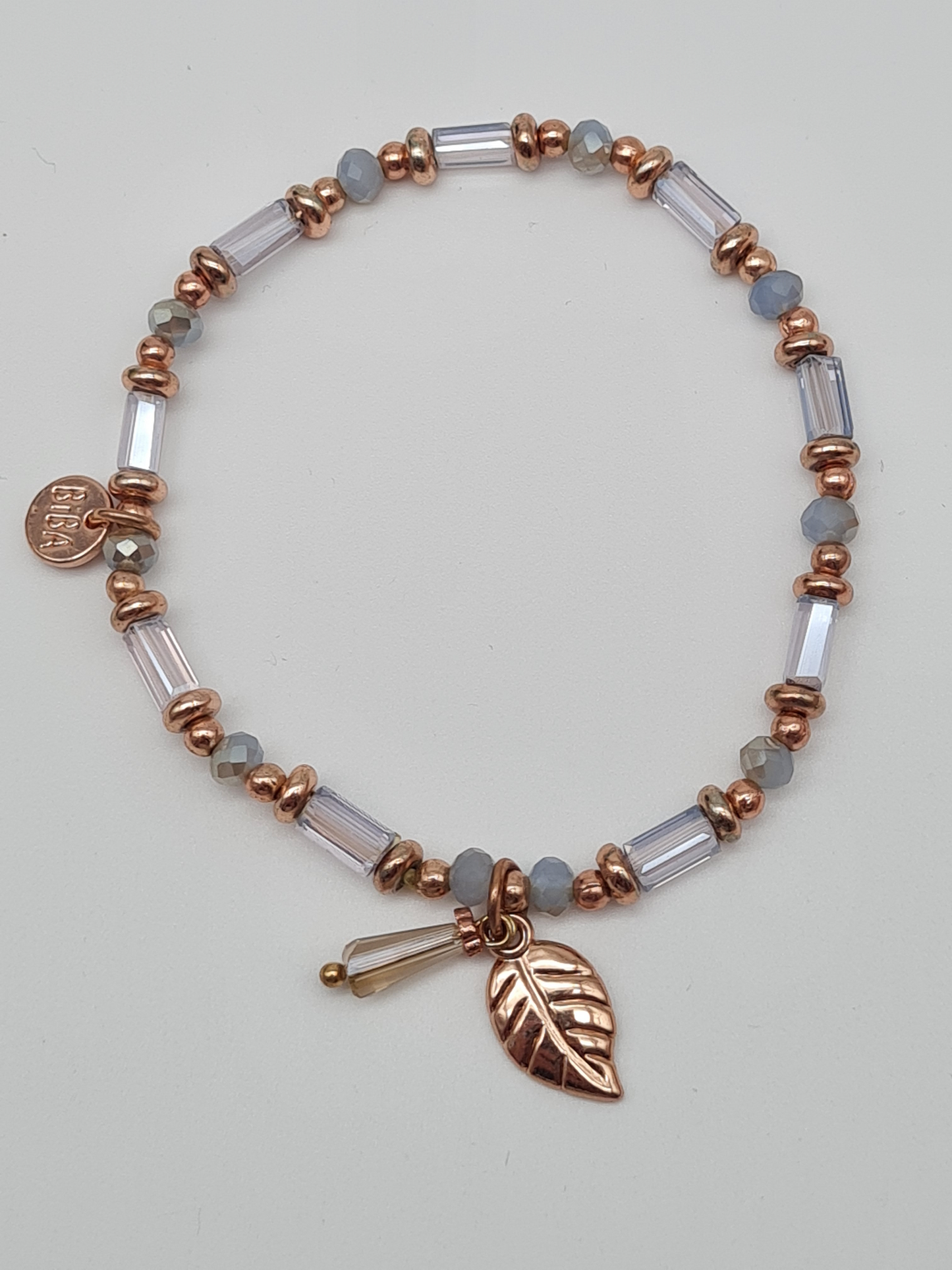 Biba Armband elastisch Lilagrau Töne mit goldfarbenen Blattanhänger. Transparent oder Dunkel