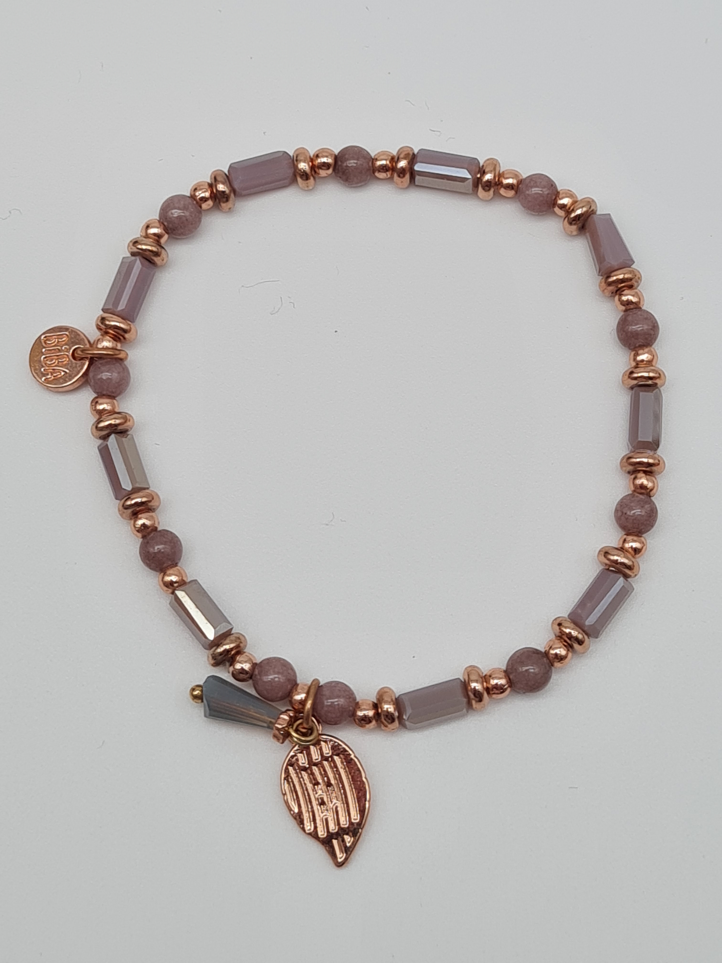 Biba Armband elastisch Lilagrau Töne mit goldfarbenen Blattanhänger. Transparent oder Dunkel